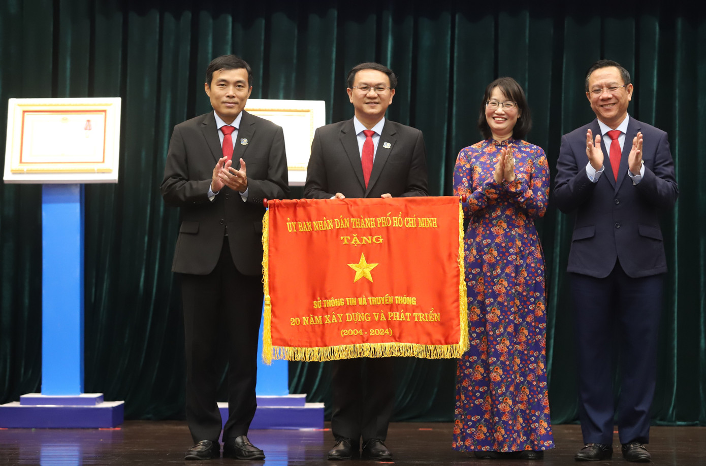 Sở TT&TT TPHCM đón nhận Bằng khen của Bộ TT&TT, Cờ truyền thống của UBND TPHCM. Sở TT&TT TPHCM đón nhận Bằng khen của Bộ TT&TT, Cờ truyền thống của UBND TPHCM.