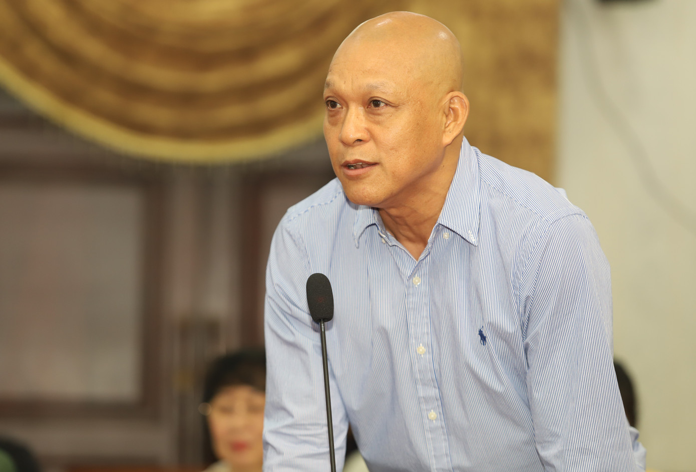 Nhiếp ảnh gia Nguyễn Á góp ý với lãnh đạo thành phố. Nhiếp ảnh gia Nguyễn Á góp ý với lãnh đạo thành phố.