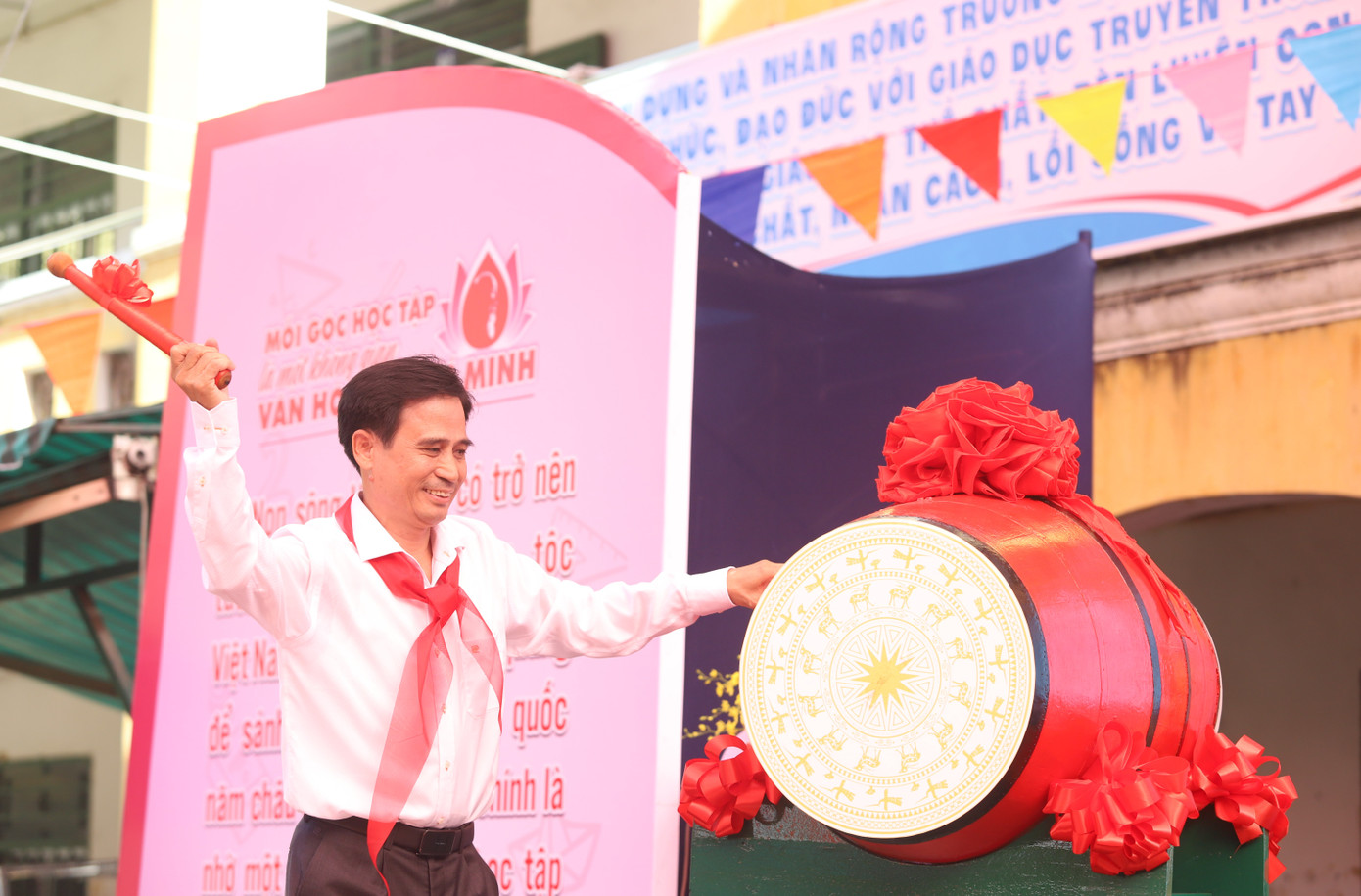 Thầy Trần Văn Luyện - Bí thư Chi bộ, Hiệu trưởng nhà trường đánh trống khai giảng năm học mới.