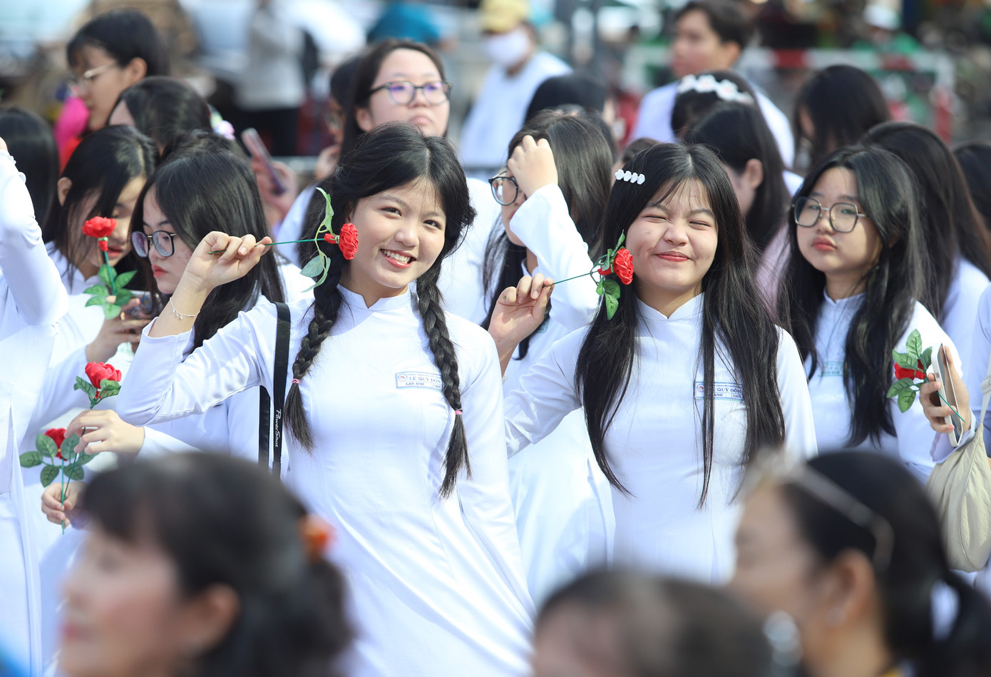 Các nữ sinh trung học vui tươi tham gia góp vui trong ngày họp mặt.