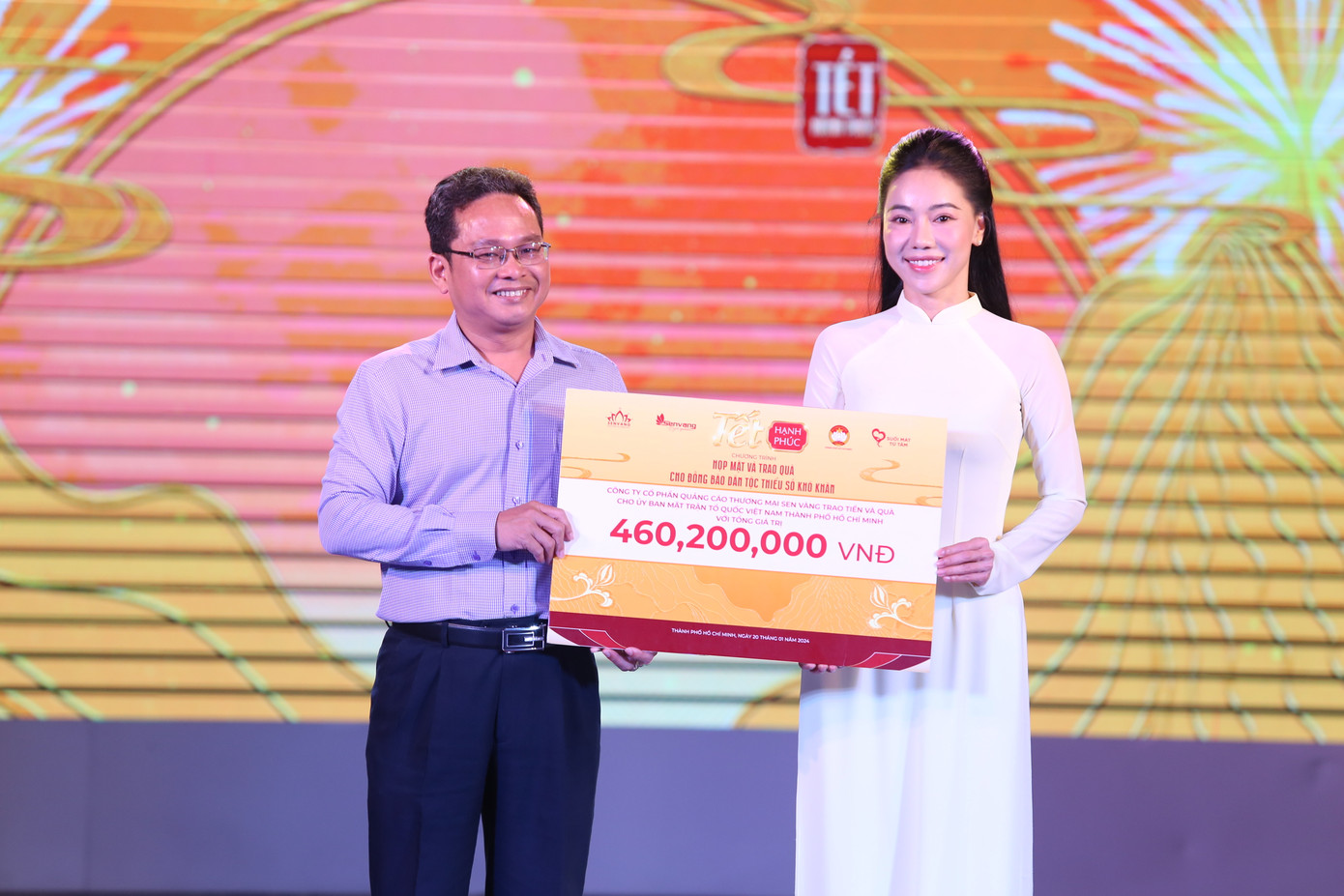 Đại diện Ủy ban MTTQ TPHCM tiếp nhận các phần quà ủng hộ từ các đơn vị hảo tâm. Đại diện Ủy ban MTTQ TPHCM tiếp nhận các phần quà ủng hộ từ các đơn vị hảo tâm.