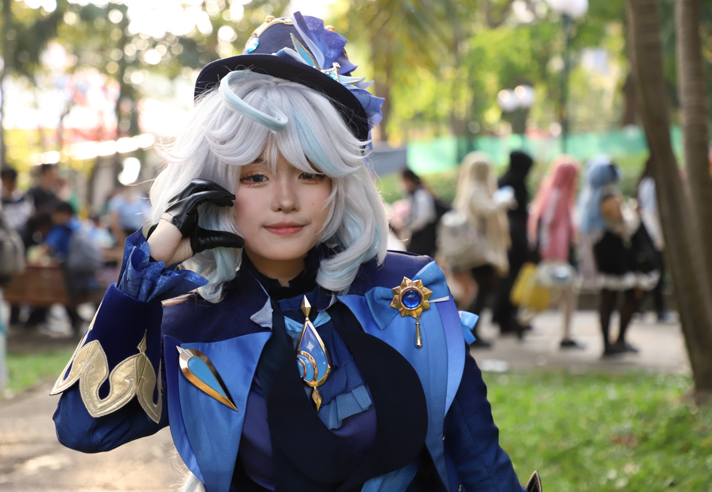 Một bạn trẻ tạo nét đáng yêu trước ống kính.