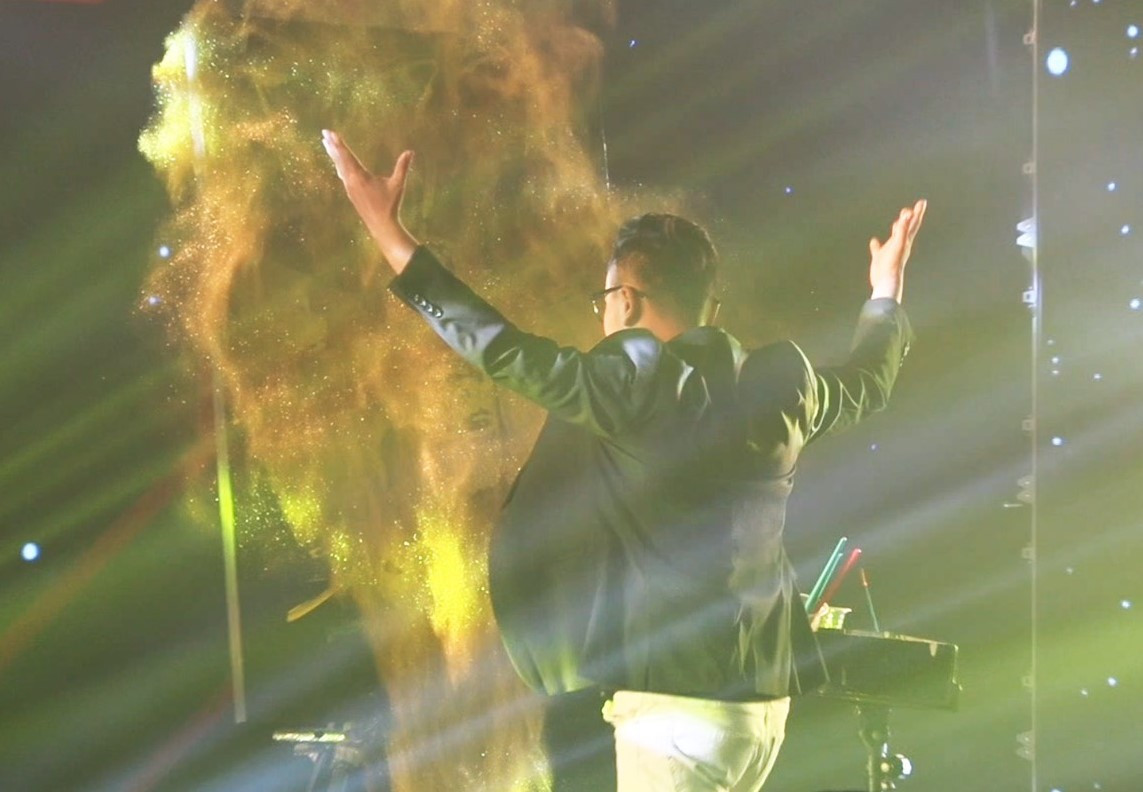 Nguyễn Tiến trong một lần trình diễn trên sân khấu. Ảnh: NSCC. Nguyễn Tiến trong một lần trình diễn trên sân khấu. Ảnh: NSCC.