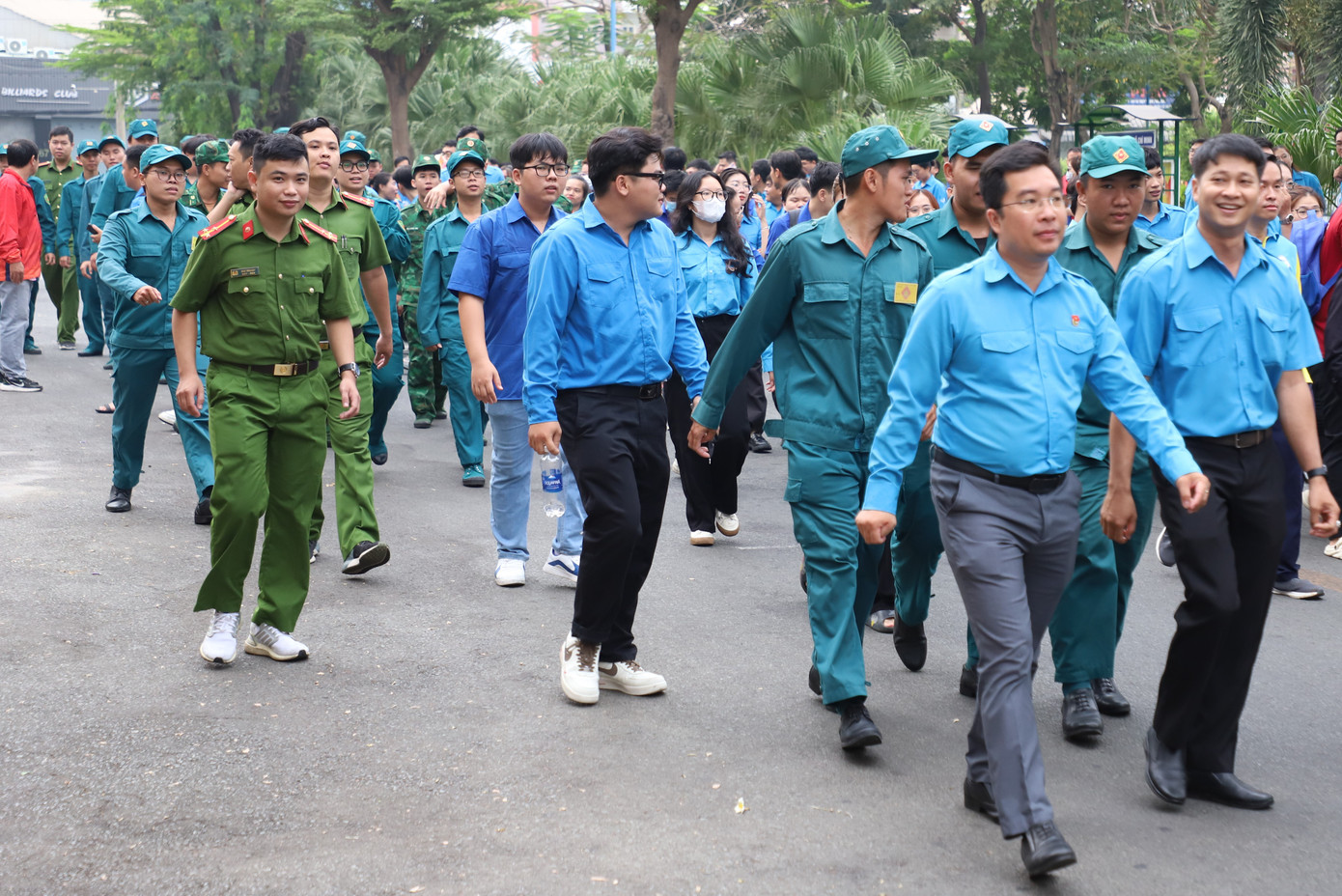 Bạn trẻ đi bộ sau lễ phát động.