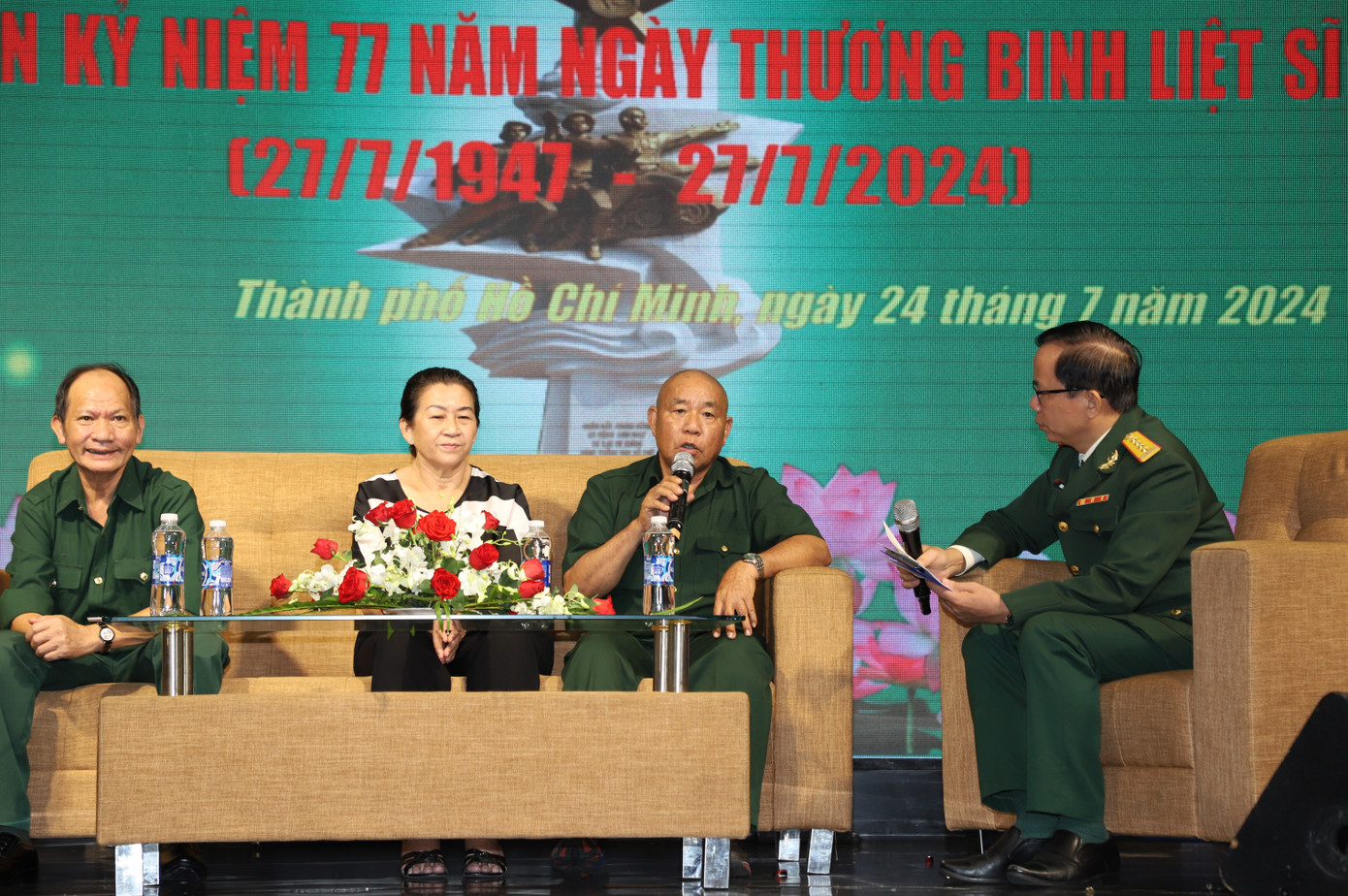 Thương binh Phạm Đình Chương (thứ hai từ phải qua), thương binh Trần Văn Kiềm (bìa trái) chia sẻ nghị lực phấn đấu vươn lên trong cuộc sống. Thương binh Phạm Đình Chương (thứ hai từ phải qua), thương binh Trần Văn Kiềm (bìa trái) chia sẻ nghị lực phấn đấu vươn lên trong cuộc sống.