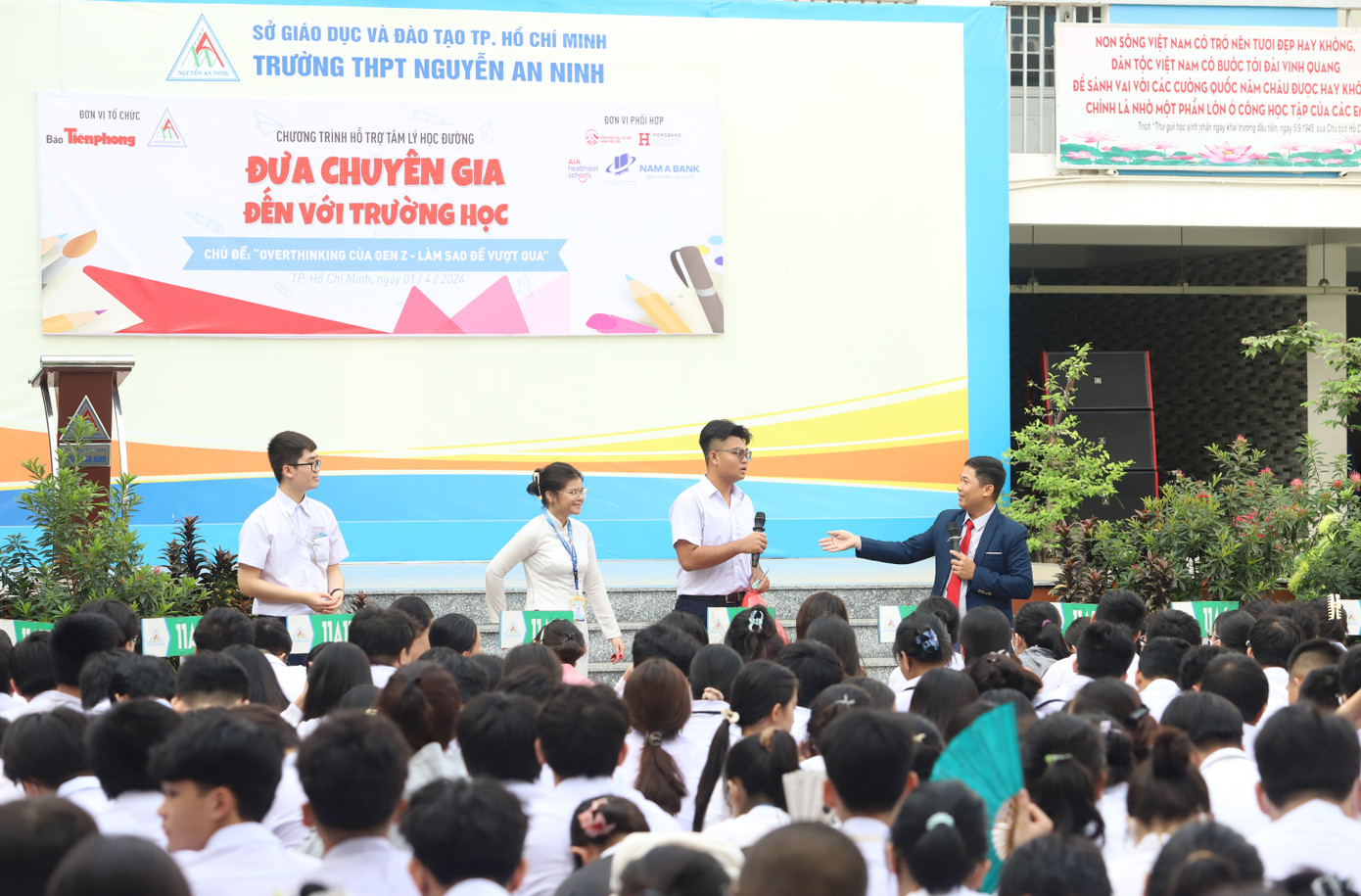 Chuyên gia giúp bạn trẻ nhận diện và vượt thoát áp lực đồng trang lứa.