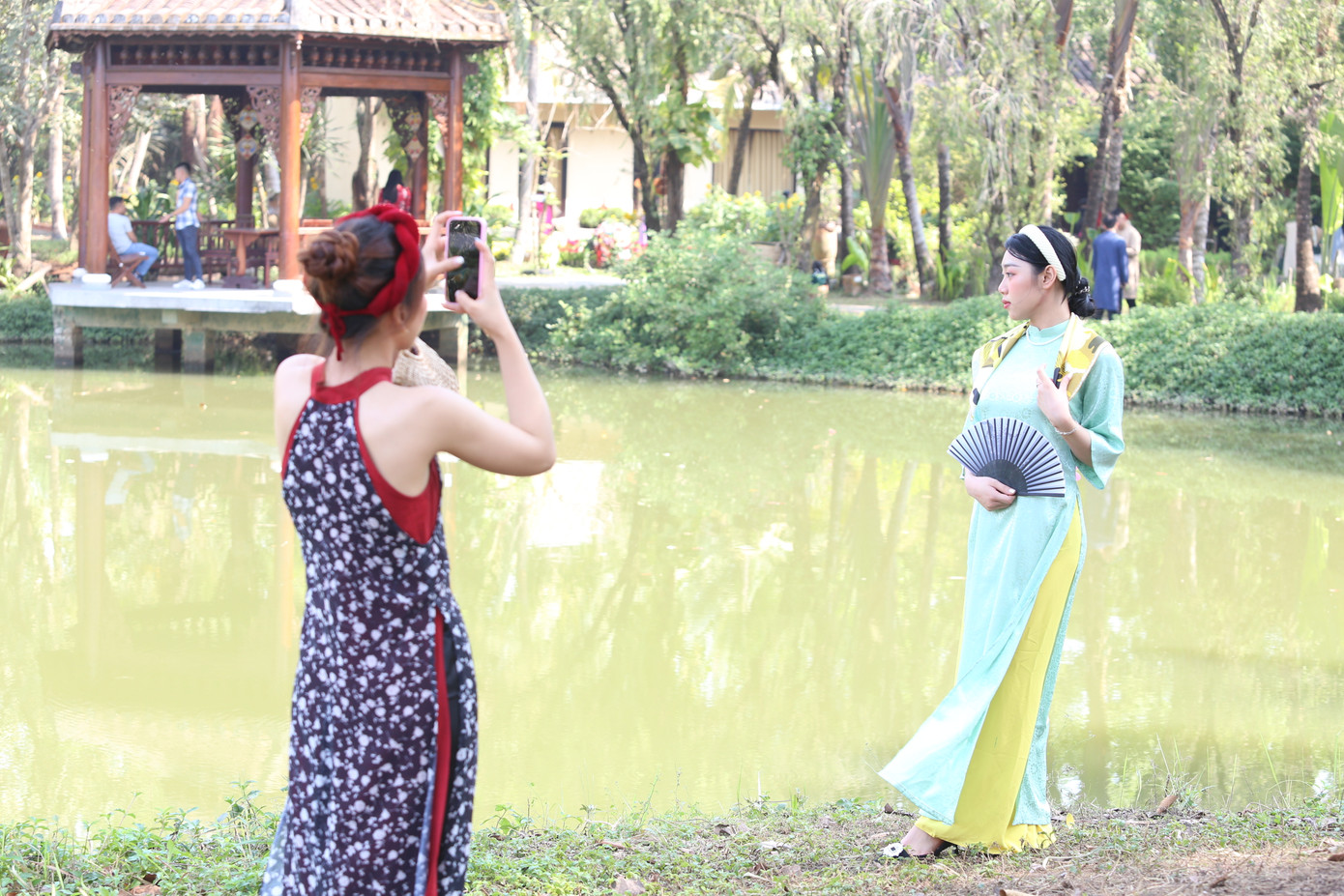 Những ngày đầu tháng 1 đồng thời cũng cận kề Tết Nguyên đán Giáp Thìn 2024, rất đông người dân nhiều lứa tuổi đã tìm về Bảo tàng Áo dài (phường Long Phước, TP Thủ Đức, TPHCM) để chụp ảnh lưu giữ kỷ niệm trước thềm Tết cổ truyền của dân tộc.