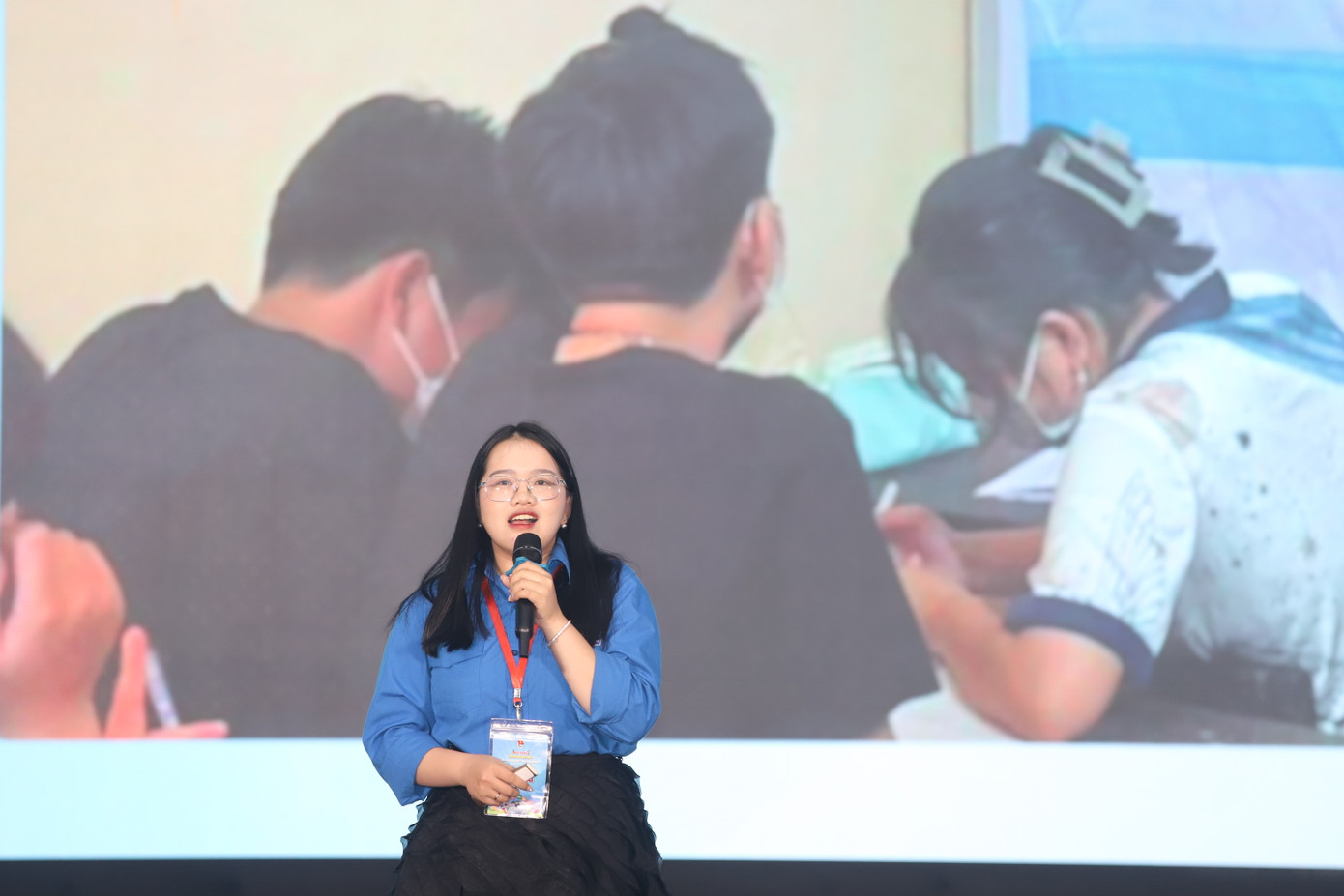 Cũng tại đêm tổng kết hội trại, chị Hà Hồng Ngọc - HLV tiếng Anh cấp Trung ương đã trình bày dự án dạy tiếng Anh tình nguyện hè “Tiếng Anh cho em” tại tỉnh Quảng Bình.