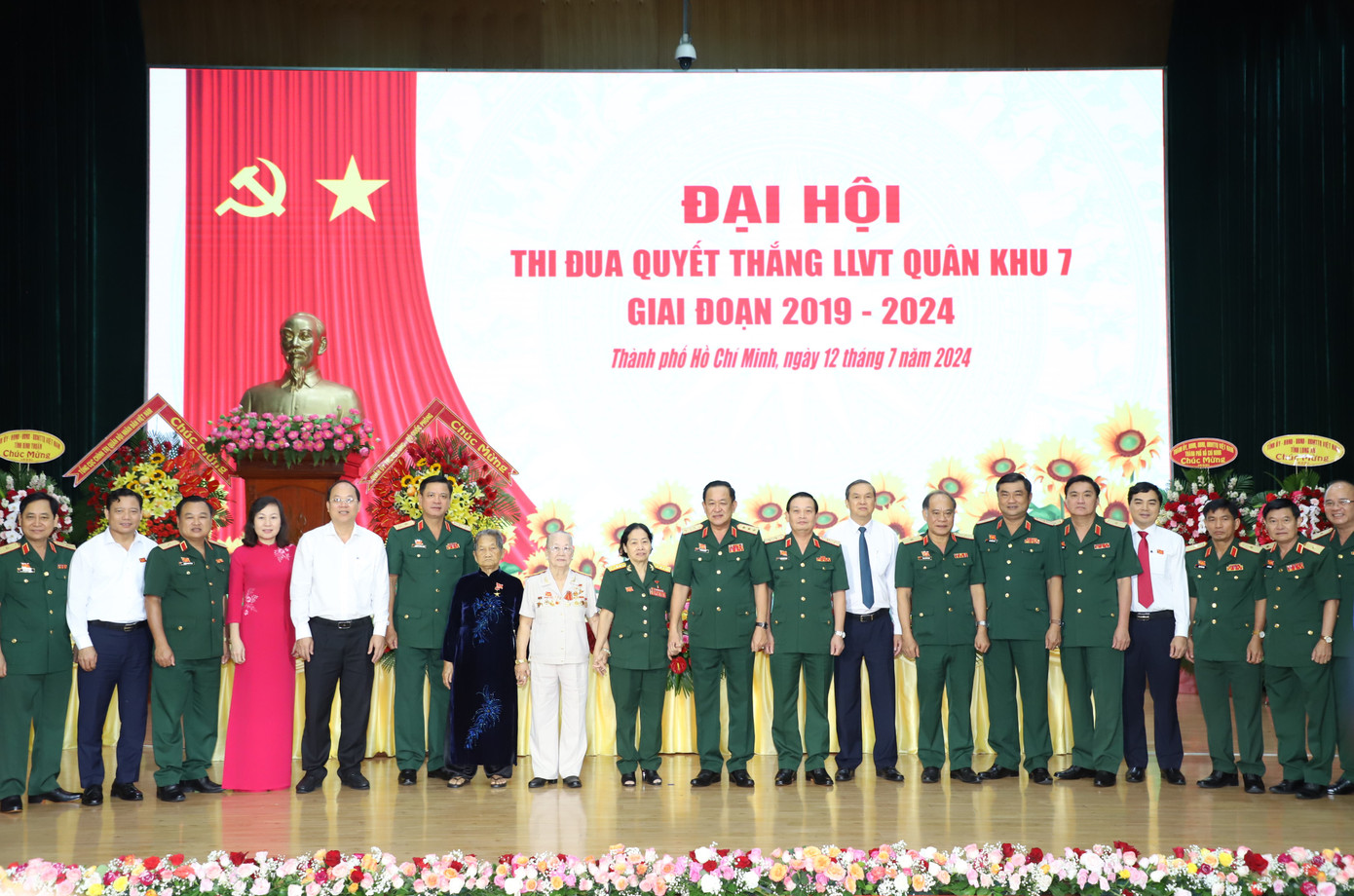 Thủ trưởng Bộ Quốc phòng cùng các đại biểu lưu niệm tại đại hội. Ảnh: Ngô Tùng