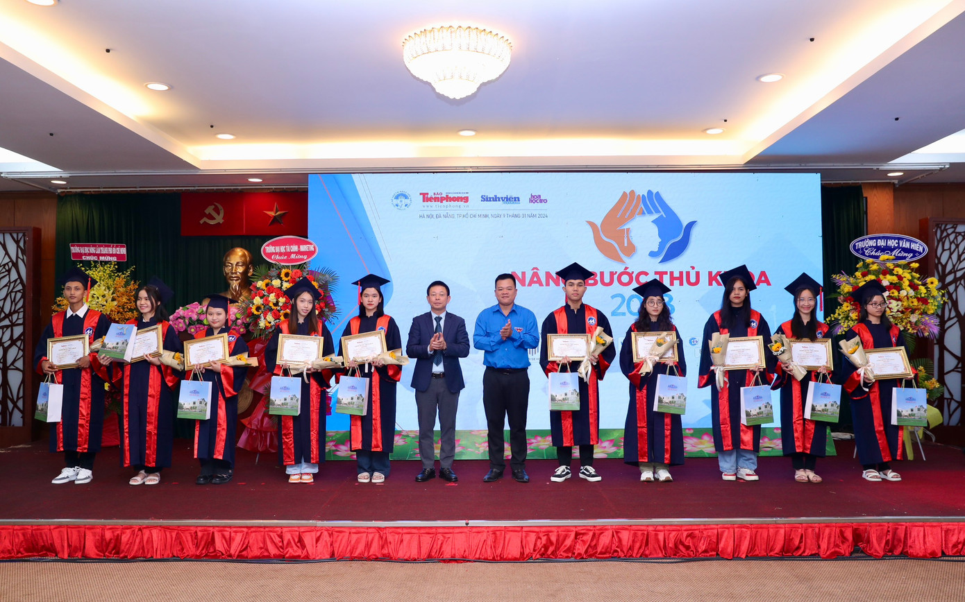 Ban tổ chức trao học bổng cho các em sinh viên tại khu vực phía Nam. Ban tổ chức trao học bổng cho các em sinh viên tại khu vực phía Nam.