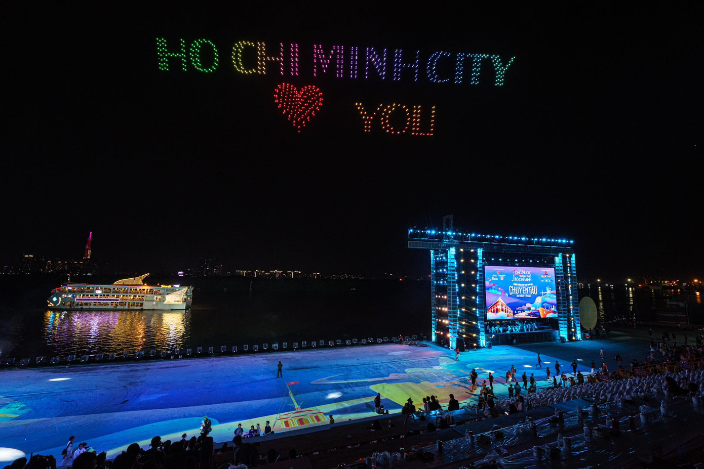 Chương trình nghệ thuật là "bữa tiệc" âm thanh, ánh sáng đặc sắc chính thức mở màn cho lễ hội kéo dài từ ngày 31/5 đến 9/6 với một loạt hoạt động ấn tượng.