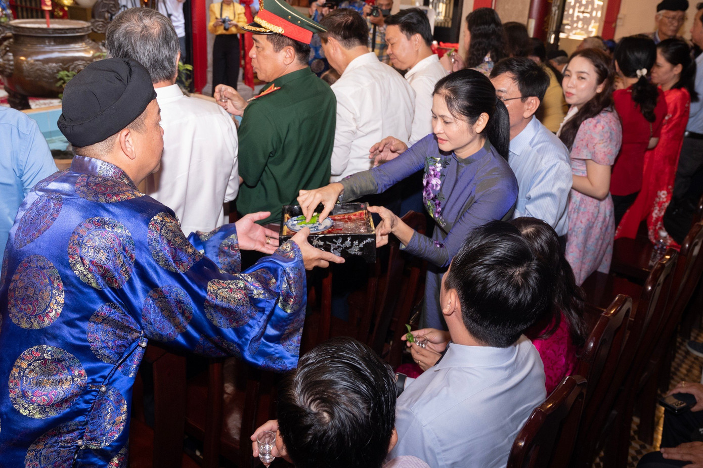 Ban quý tế mời trầu quan khách, đại biểu dự lễ.