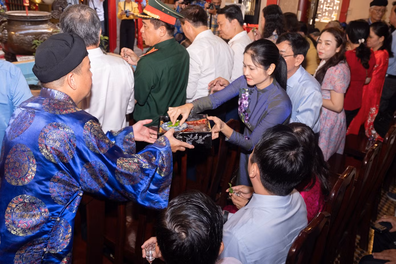 Ban quý tế mời trầu quan khách, đại biểu dự lễ.