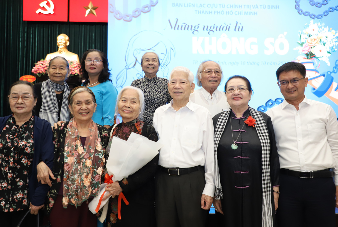 Nguyên Chủ tịch nước Nguyễn Minh Triết chụp ảnh lưu niệm cùng các đại biểu tại cuộc họp mặt