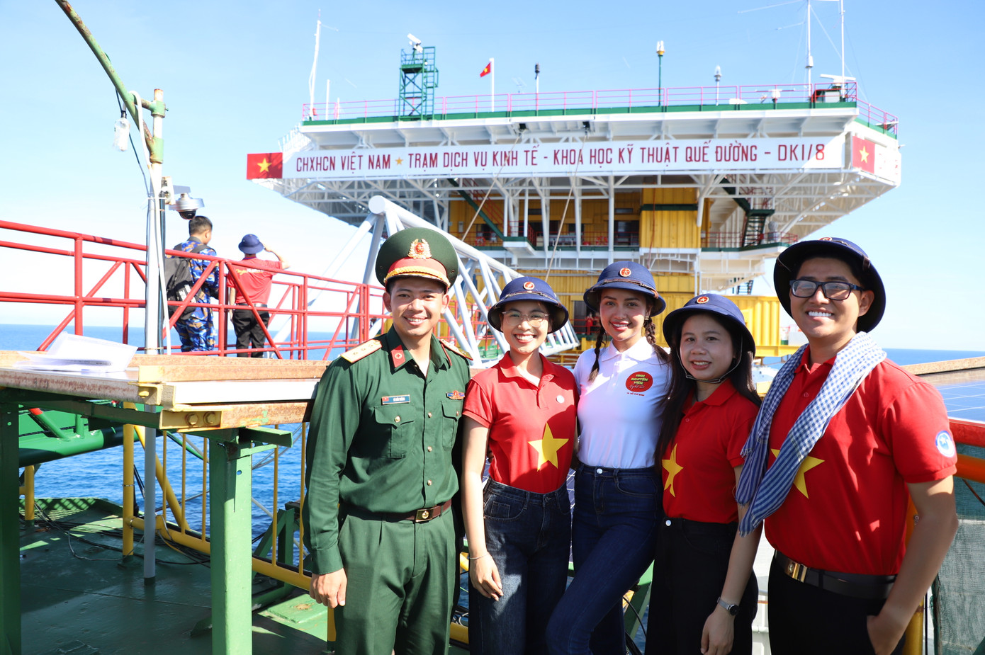 Minh Uyên cùng nhóm đại biểu trẻ TPHCM lưu niệm tại Nhà giàn DK1/8. Minh Uyên cùng nhóm đại biểu trẻ TPHCM lưu niệm tại Nhà giàn DK1/8.