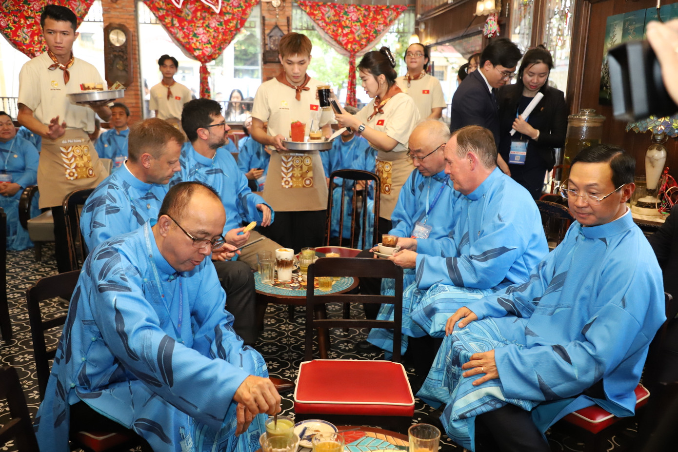 Các đại biểu thưởng thức món thức uống ngay tại quán. Ảnh: Ngô Tùng. Các đại biểu thưởng thức món thức uống ngay tại quán. Ảnh: Ngô Tùng.