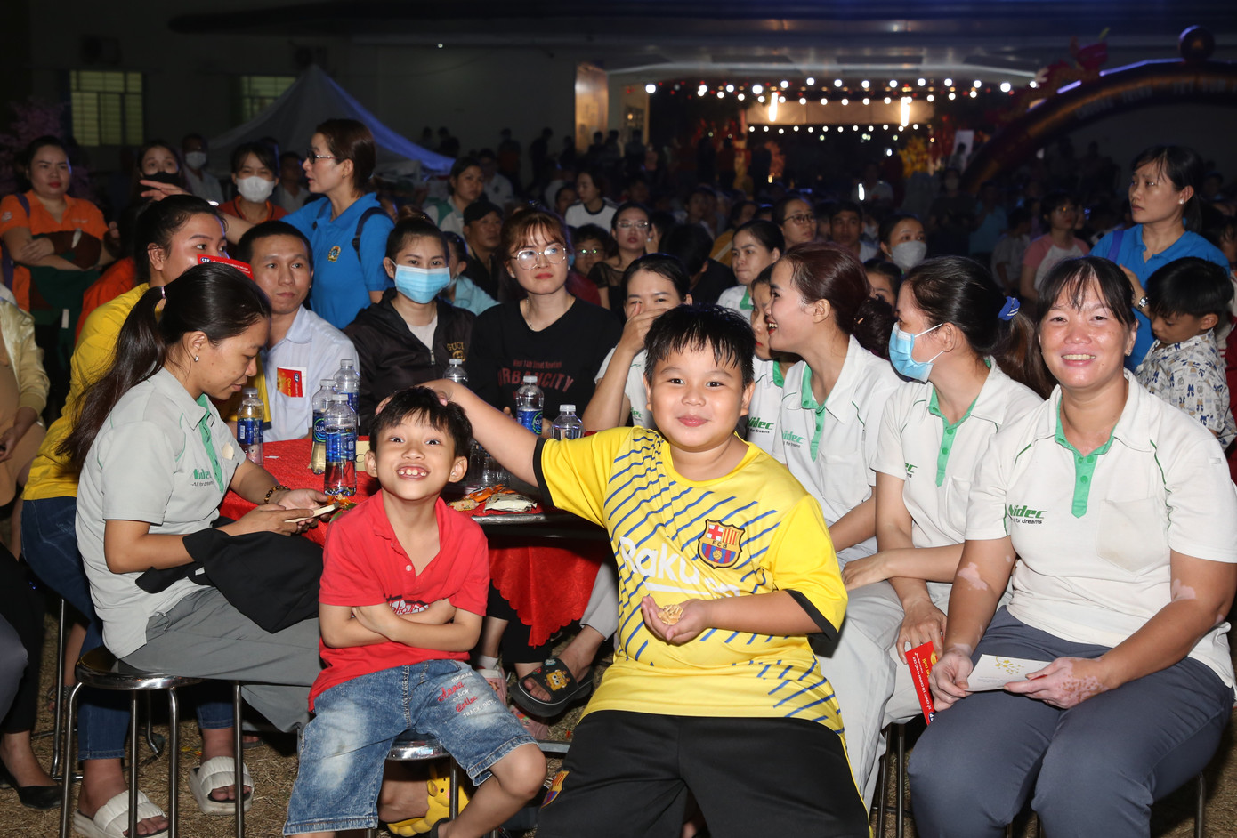 Người lao động phấn khởi đến dự và nhận quà tết.