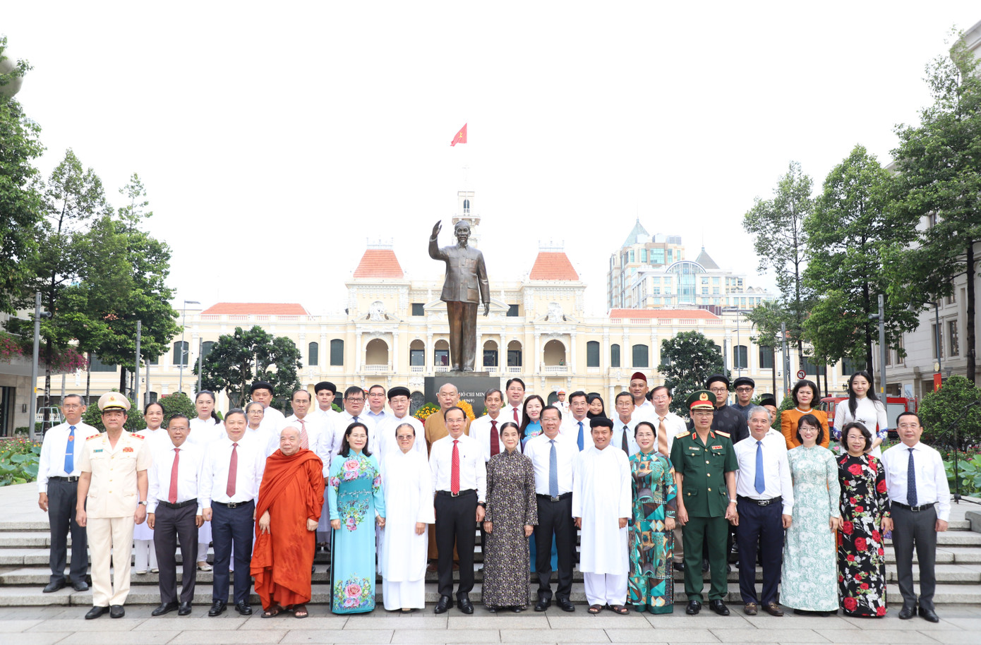 Đoàn đại biểu lãnh đạo cùng đồng bào, nhân sĩ trí thức TPHCM kỷ niệm tại Tượng đài Chủ tịch Hồ Chí Minh. Ảnh: Ngô Tùng