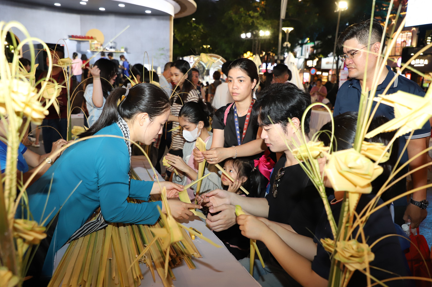 Nhiều người dân cùng trải nghiệm học xếp lá dừa nghệ thuật.