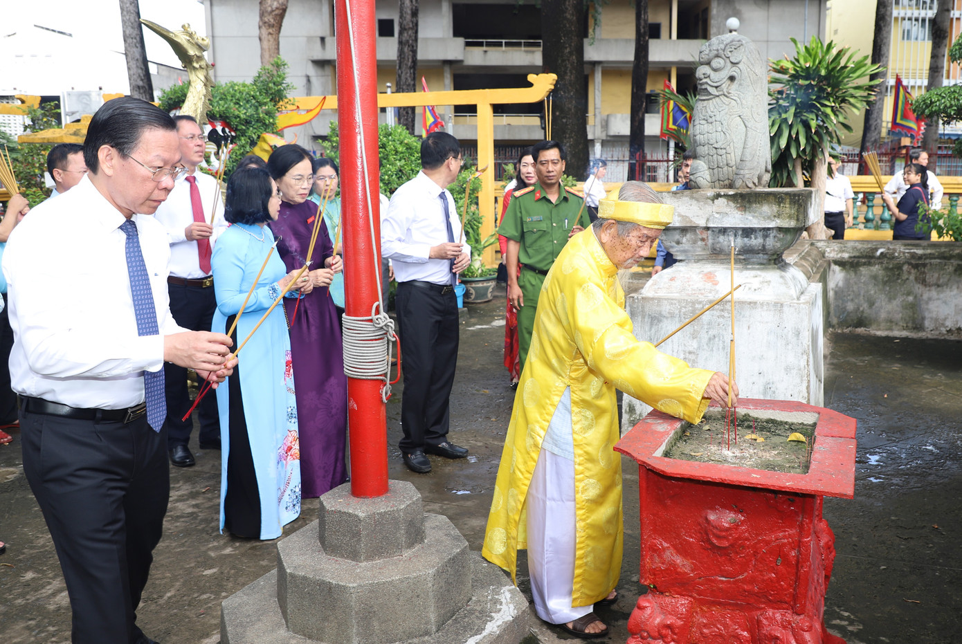 Sau nghi lễ cúng Tiên thường và dâng hương tại chánh điện, lãnh đạo TPHCM và đại biểu dâng hương tưởng niệm Đức Tả quân Lê Văn Duyệt tại mộ của ông trong khuôn viên lăng. Sau nghi lễ cúng Tiên thường và dâng hương tại chánh điện, lãnh đạo TPHCM và đại biểu dâng hương tưởng niệm Đức Tả quân Lê Văn Duyệt tại mộ của ông trong khuôn viên lăng.
