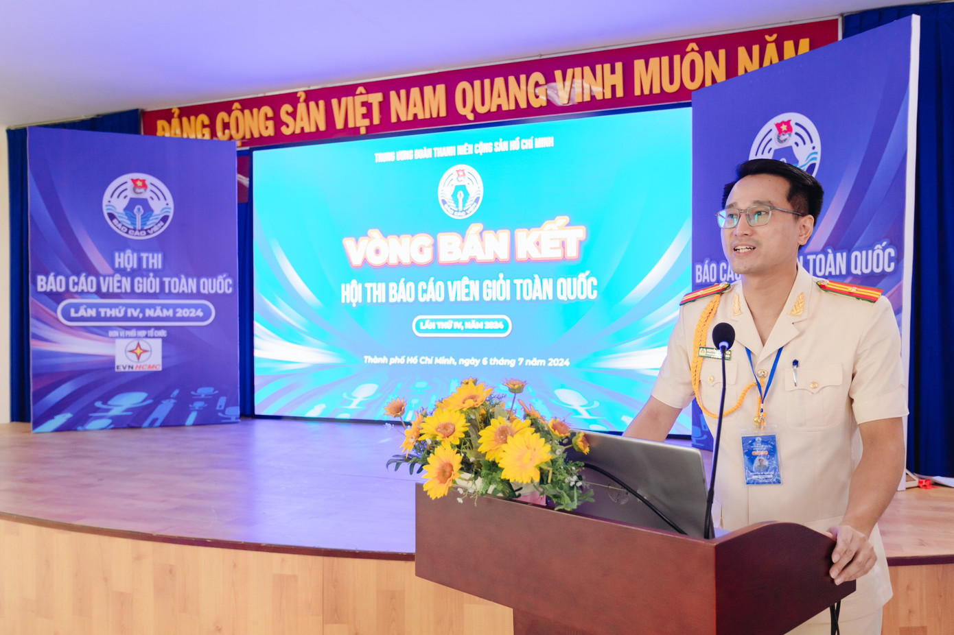 Thí sinh Nguyễn Sỹ Nguyên (Tỉnh Đoàn Nghệ An) tranh tài tại vòng Bán kết. Thí sinh Nguyễn Sỹ Nguyên (Tỉnh Đoàn Nghệ An) tranh tài tại vòng Bán kết.
