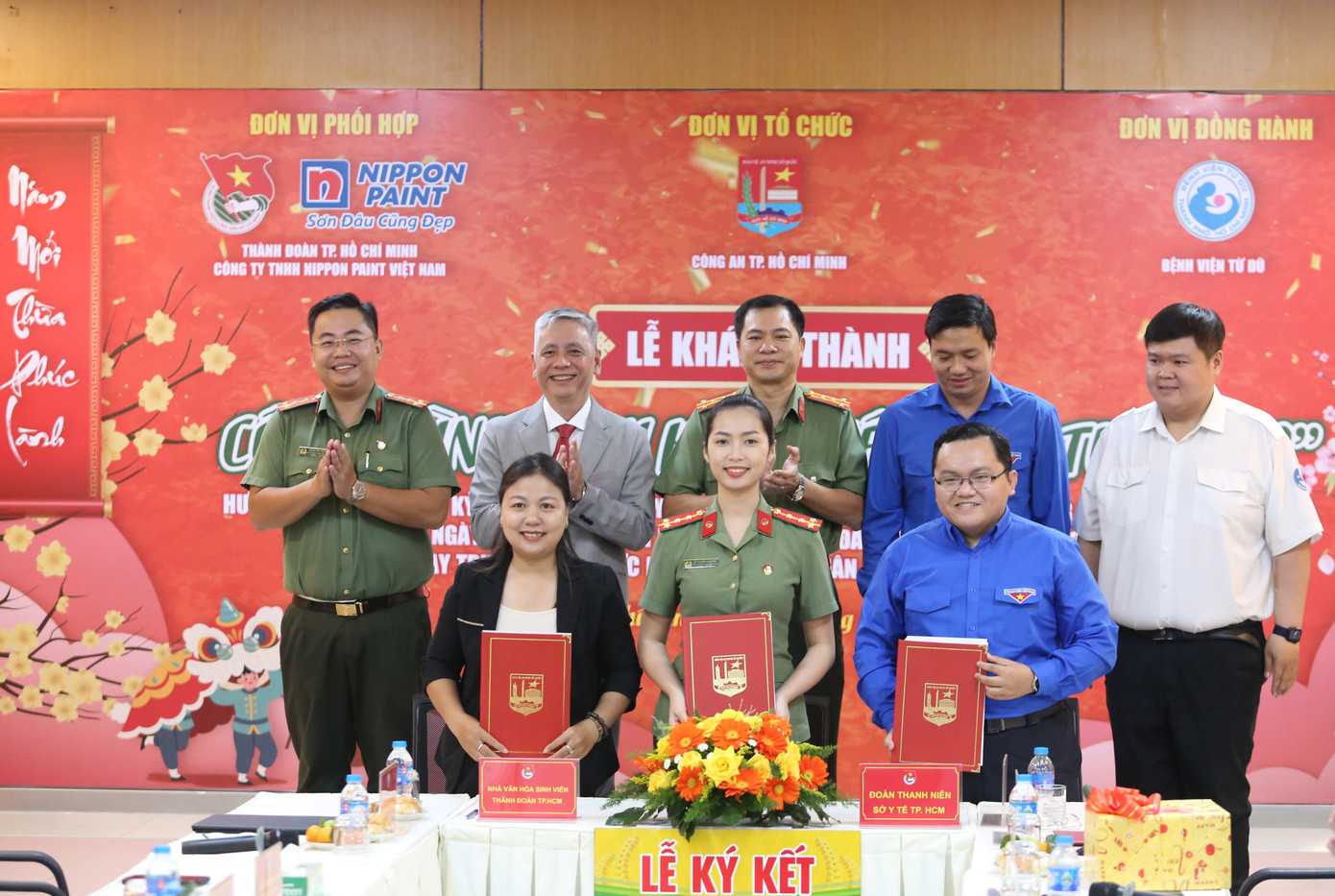 Dịp này, tuổi trẻ Công an TPHCM cùng các đơn vị đã ký kết liên tịch và phát động đợt cao điểm tuyên truyền pháp luật, trang bị kỹ năng phòng vệ cho sinh viên tại các bệnh viện, cơ sở y tế, trường đại học, cao đẳng trên địa bàn thành phố. Ảnh: Ngô Tùng Dịp này, tuổi trẻ Công an TPHCM cùng các đơn vị đã ký kết liên tịch và phát động đợt cao điểm tuyên truyền pháp luật, trang bị kỹ năng phòng vệ cho sinh viên tại các bệnh viện, cơ sở y tế, trường đại học, cao đẳng trên địa bàn thành phố. Ảnh: Ngô Tùng