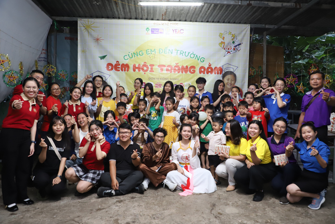 Các anh chị cùng lưu niệm với các bạn thiếu nhi. Ảnh: Ngô Tùng Các anh chị cùng lưu niệm với các bạn thiếu nhi. Ảnh: Ngô Tùng