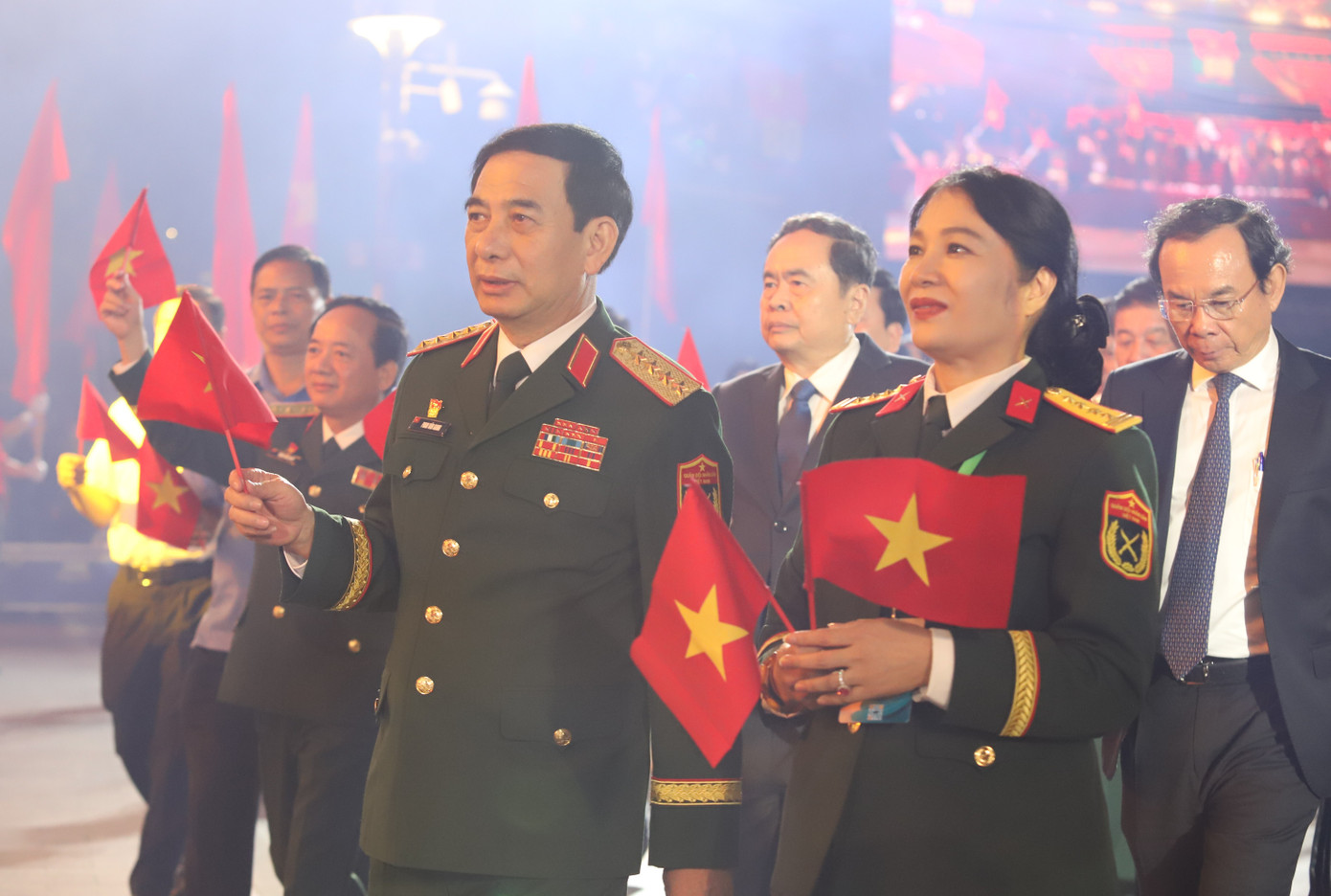 Đại tướng Phan Văn Giang - Bộ trưởng Bộ Quốc phòng cùng các vị lãnh đạo Đảng, Nhà nước, quân đội và TPHCM tham dự chương trình. Đại tướng Phan Văn Giang - Bộ trưởng Bộ Quốc phòng cùng các vị lãnh đạo Đảng, Nhà nước, quân đội và TPHCM tham dự chương trình.