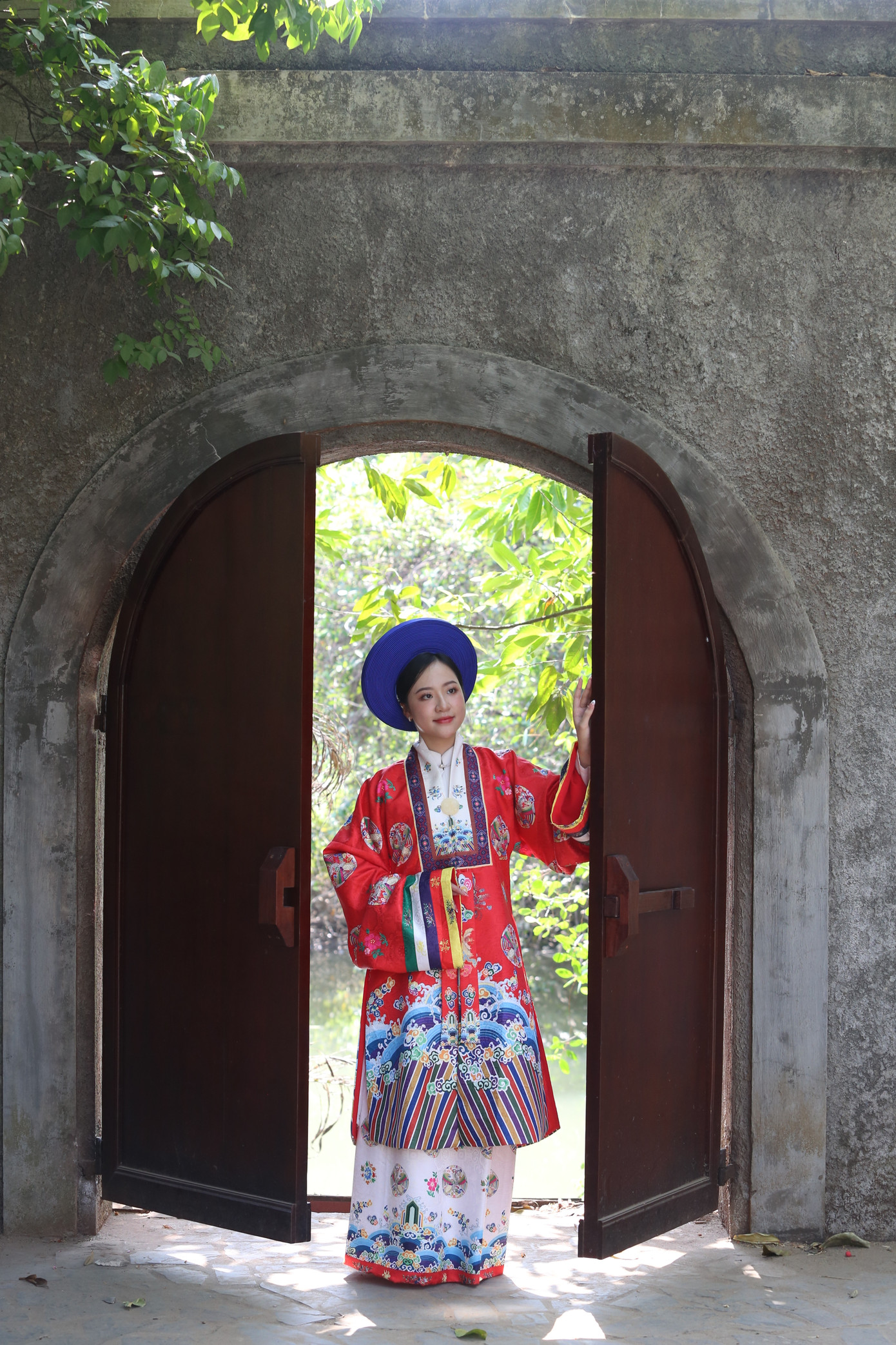 Một bạn nữ diện cổ phục (áo dài Nhật Bình) chụp ảnh bên trong bảo tàng.