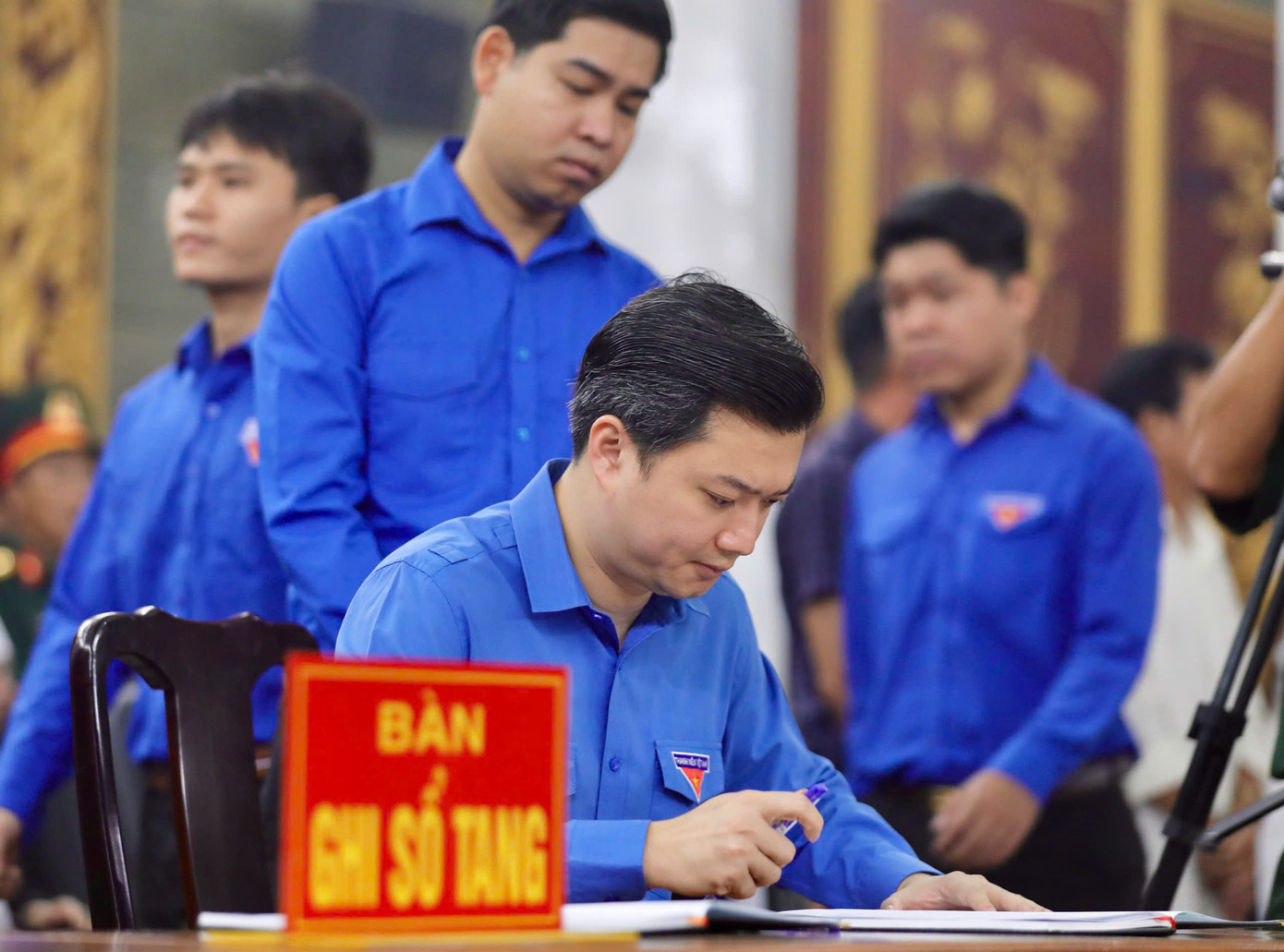 Anh Nguyễn Minh Triết viếng và bày tỏ niềm tiếc thương trước sự ra đi của các liệt sĩ. "Thế hệ trẻ Việt Nam tự hào về tinh thần dũng cảm, ý chí kiên cường, lòng yêu nước nồng nàn và trách nhiệm cao cả mà các đồng chí hy sinh cho Tổ quốc. Hình ảnh về sự hy sinh, lòng dũng cảm và ý chí kiên cường trước mọi gian khó của các đồng chí sẽ mãi được khắc ghi trong tâm trí của thế hệ trẻ, là ngọn lửa soi sáng, tiếp lửa tinh thần cho thế hệ trẻ Việt Nam" - anh Nguyễn Minh Triết viết trong sổ tang tưởng niệm các liệt sĩ. Anh Nguyễn Minh Triết viếng và bày tỏ niềm tiếc thương trước sự ra đi của các liệt sĩ. "Thế hệ trẻ Việt Nam tự hào về tinh thần dũng cảm, ý chí kiên cường, lòng yêu nước nồng nàn và trách nhiệm cao cả mà các đồng chí hy sinh cho Tổ quốc. Hình ảnh về sự hy sinh, lòng dũng cảm và ý chí kiên cường trước mọi gian khó của các đồng chí sẽ mãi được khắc ghi trong tâm trí của thế hệ trẻ, là ngọn lửa soi sáng, tiếp lửa tinh thần cho thế hệ trẻ Việt Nam" - anh Nguyễn Minh Triết viết trong sổ tang tưởng niệm các liệt sĩ.