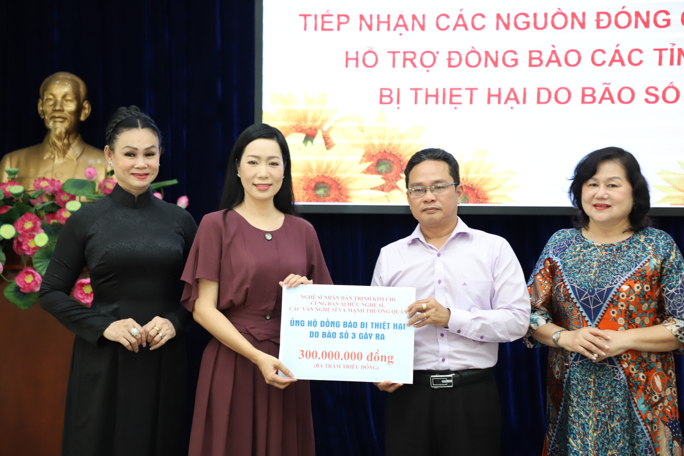 NSND Trịnh Kim Chi cùng Ban Ái hữu nghệ sĩ ủng hộ đồng bào.