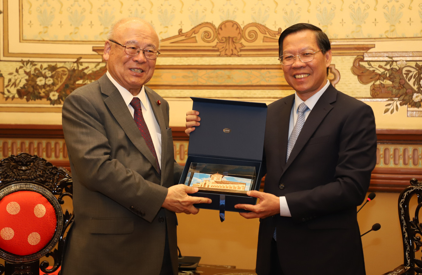 Chủ tịch UBND TPHCM Phan Văn Mãi tặng quà lưu niệm ông Takebe Tsutomu.