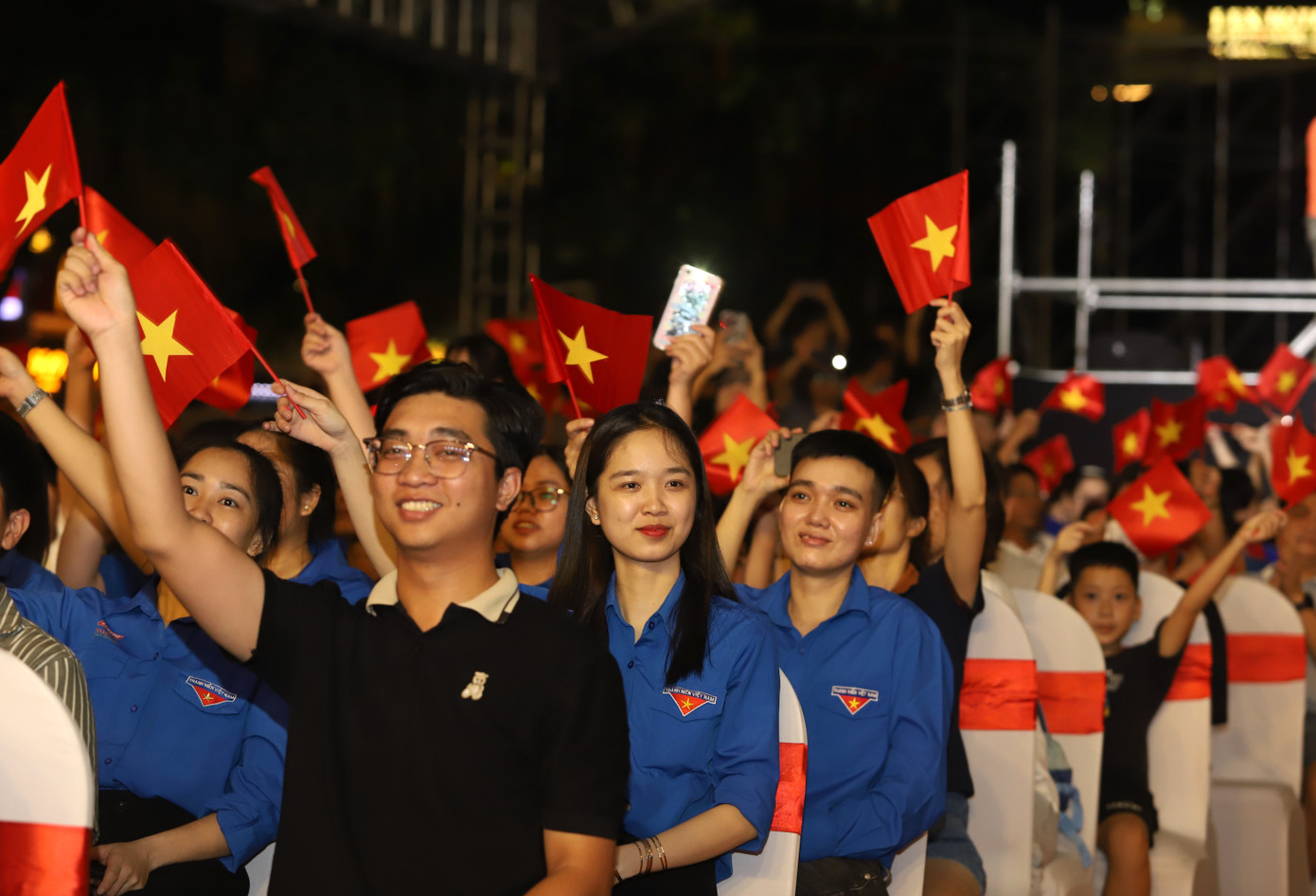 Đông đảo bạn trẻ phấn khởi theo dõi đêm nghệ thuật.