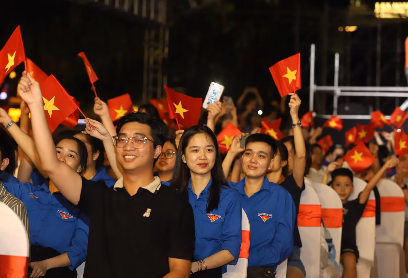 Đông đảo bạn trẻ phấn khởi theo dõi đêm nghệ thuật.