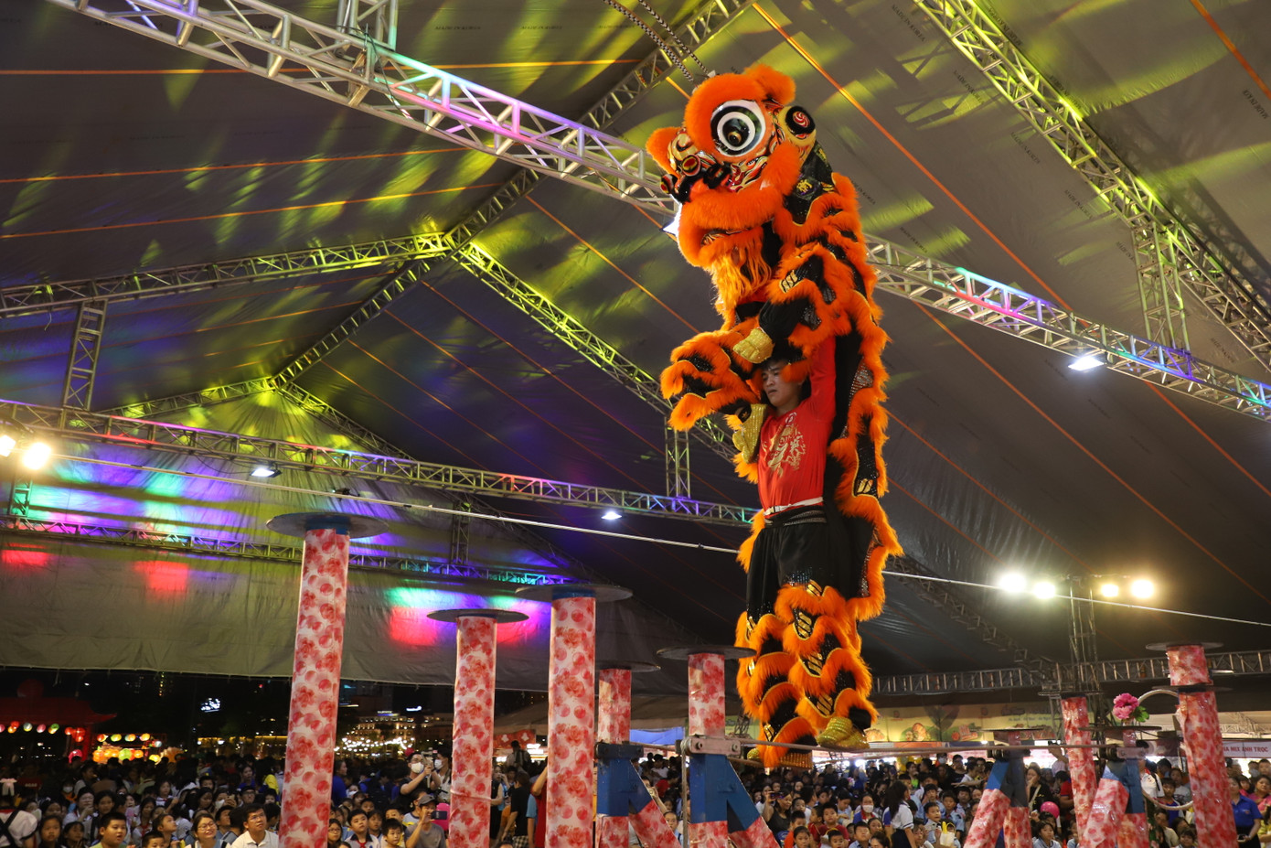 Các bạn nhỏ có dịp thưởng thức màn trình diễn múa lân - sư - rồng hấp dẫn, sôi động. Các bạn nhỏ có dịp thưởng thức màn trình diễn múa lân - sư - rồng hấp dẫn, sôi động.