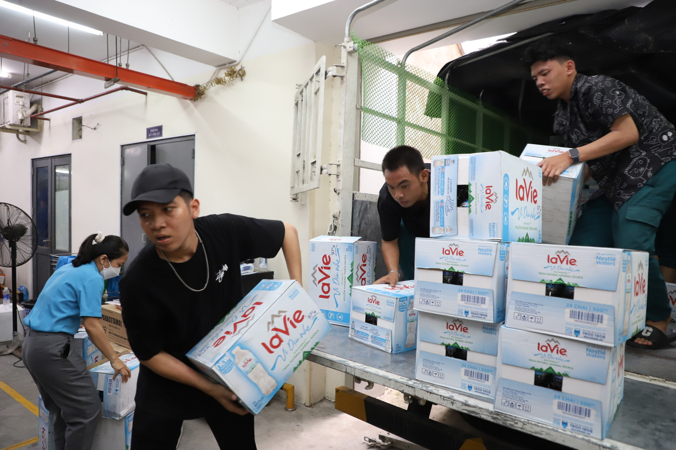 Bà con nhân dân, tình nguyện viên liên tục mang nhu yếu phẩm, thiết bị đến Trụ sở Ủy ban MTTQ Việt Nam để chuyển đến các địa phương phía Bắc giúp bà con khắc phục hậu quả bão lũ. Ảnh: Ngô Tùng