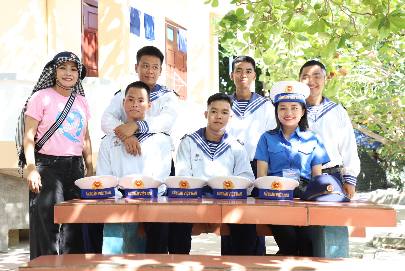 Việt Sa (bên phải, hàng đầu) cùng các chiến sĩ Trường Sa. Việt Sa (bên phải, hàng đầu) cùng các chiến sĩ Trường Sa.