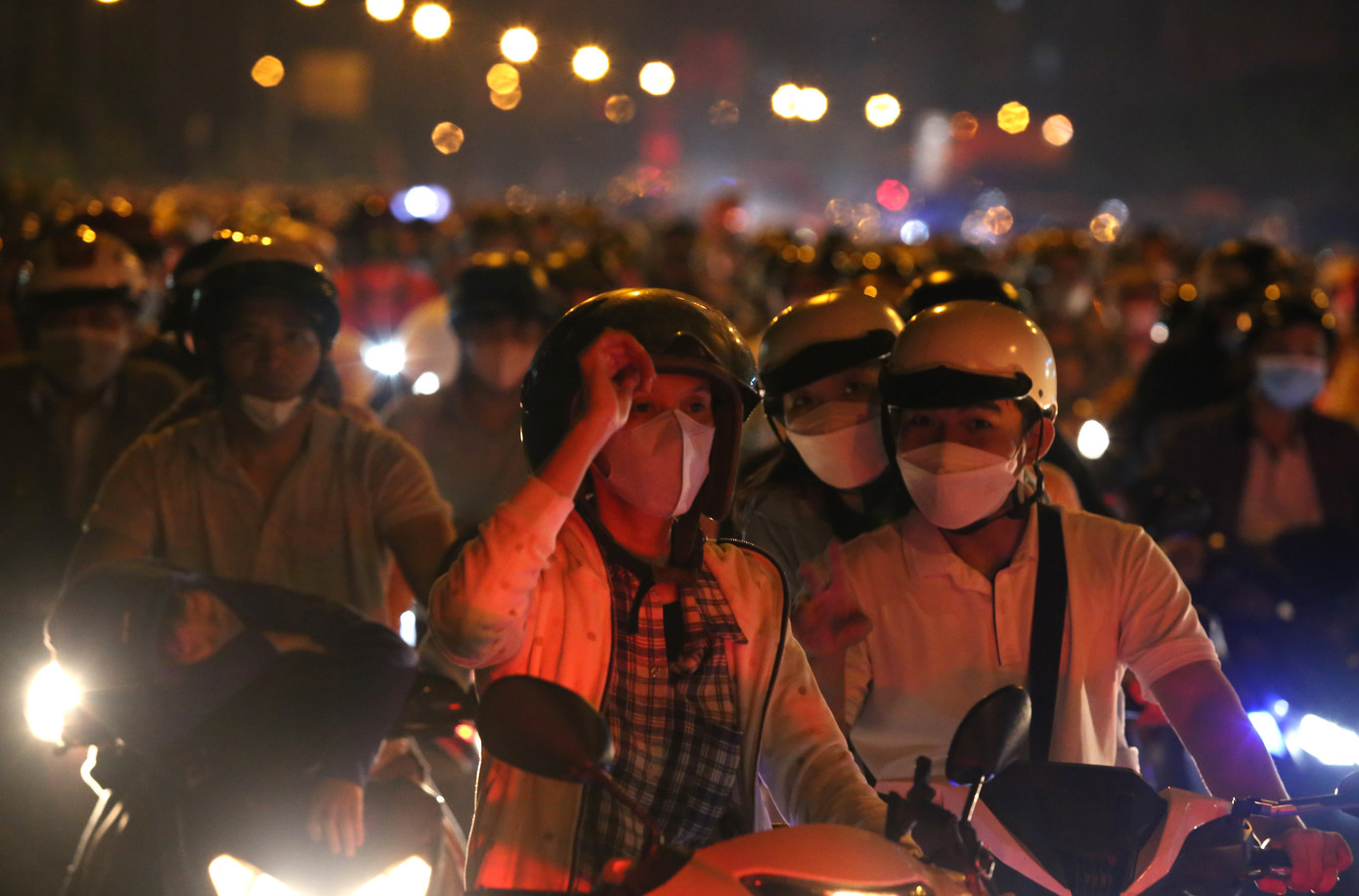 Dòng xe cộ quá đông nhích từng chút một trên đường lúc gần 2 giờ sáng.