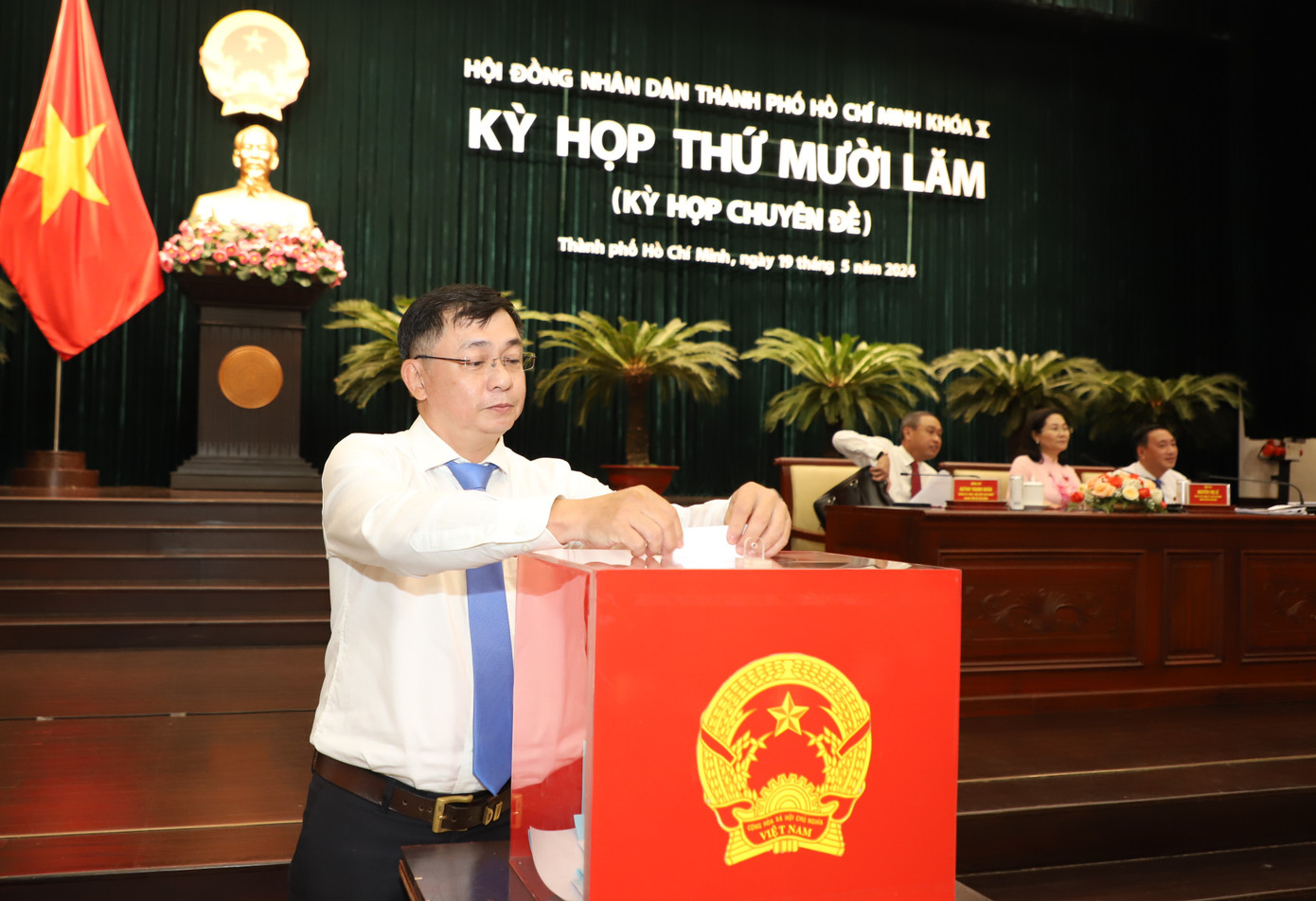 Các đại biểu thực hiện thủ tục bầu cử tại kỳ họp. Ảnh: Ngô Tùng