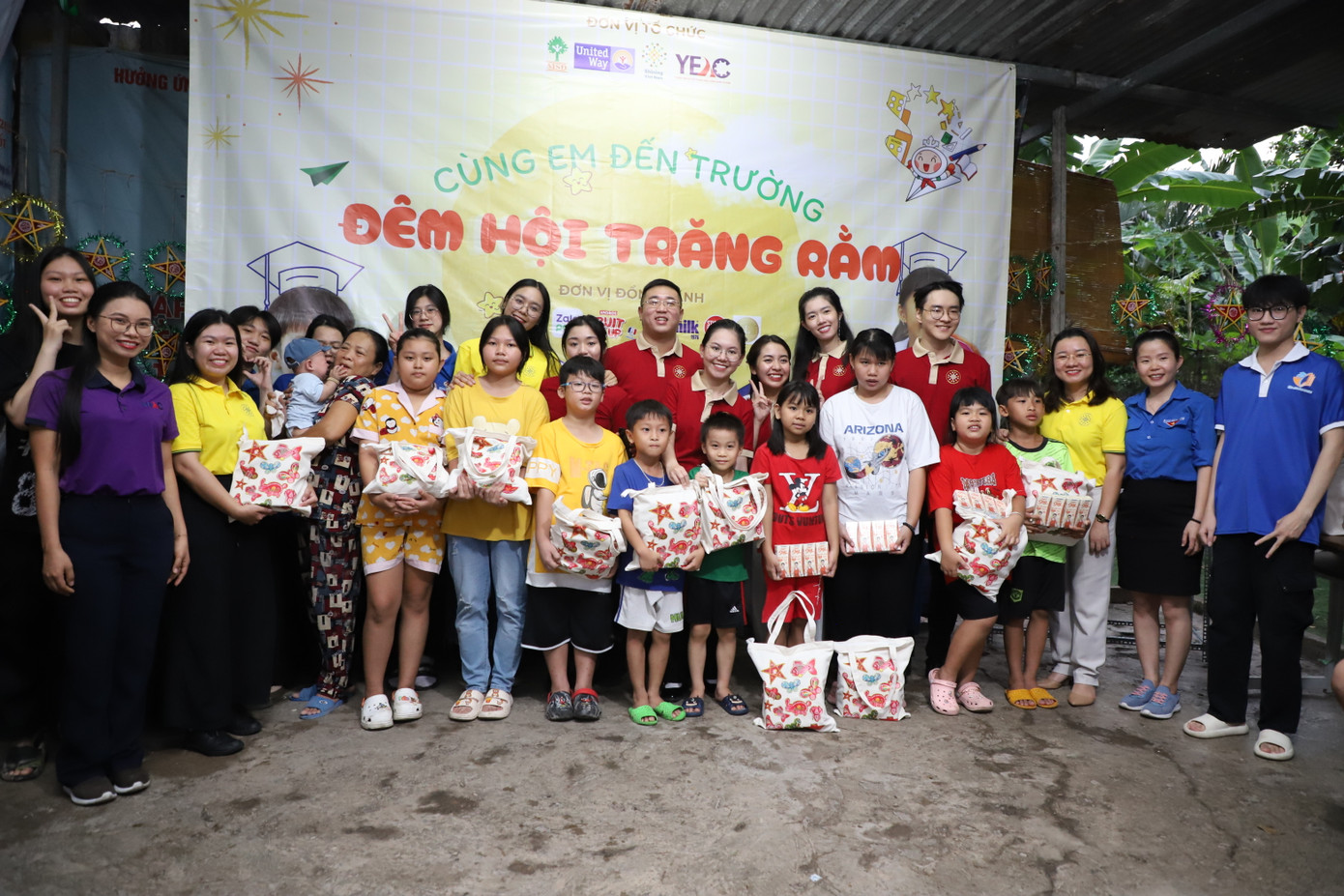 Ban tổ chức dành tặng các em những món quà yêu thương. Ban tổ chức dành tặng các em những món quà yêu thương.