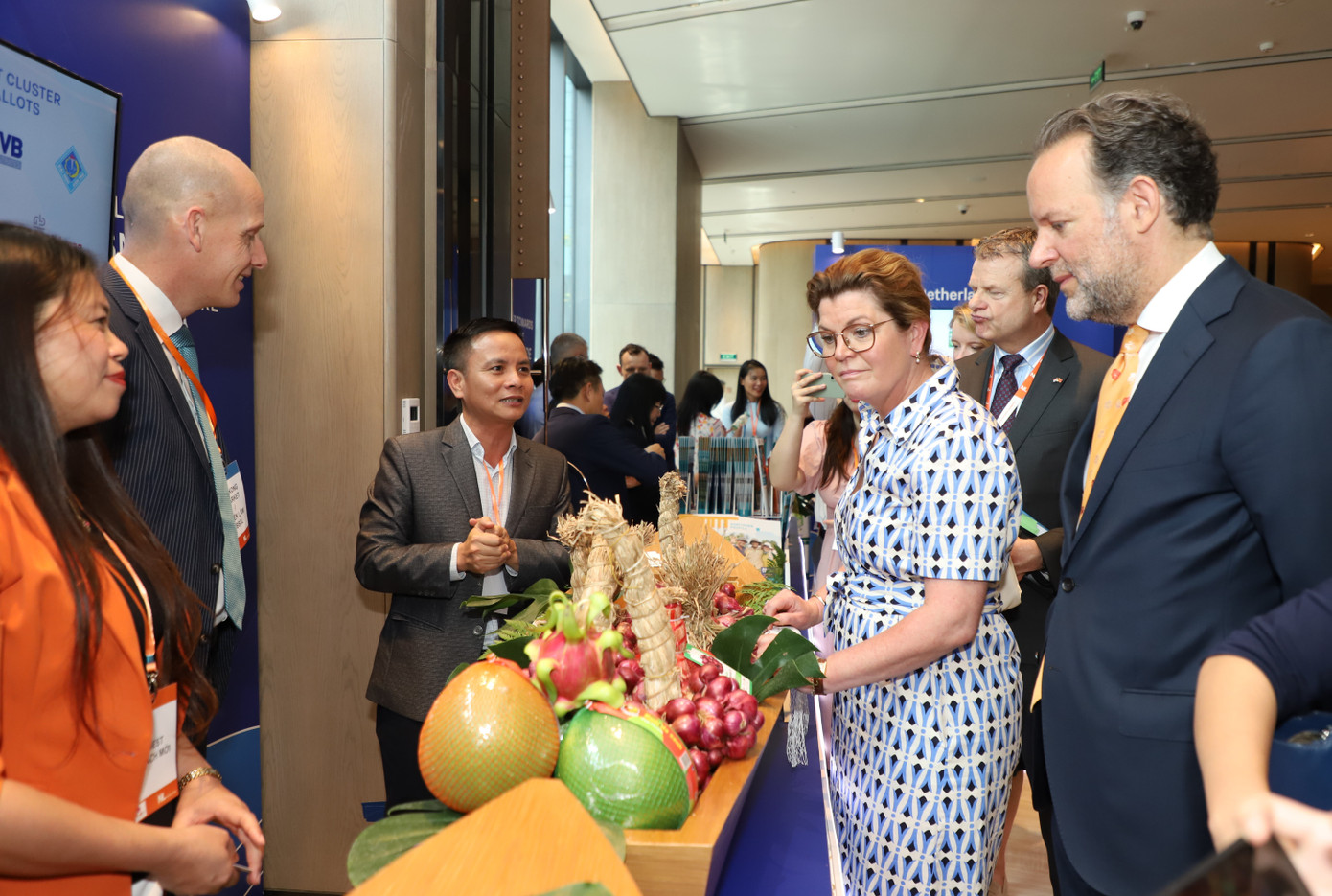 Bộ trưởng Christianne van der Wal tham quan hoạt động triển lãm giới thiệu các nông sản của khu vực ĐBSCL. Ảnh: Ngô Tùng