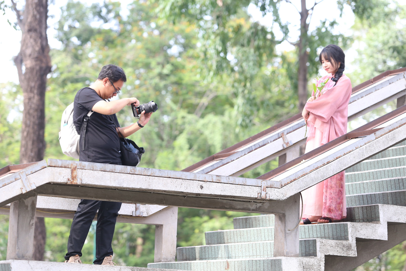 Các bạn trẻ nhờ bạn bè hoặc thuê thợ chụp nhiều khoảnh khắc, địa điểm khác nhau.