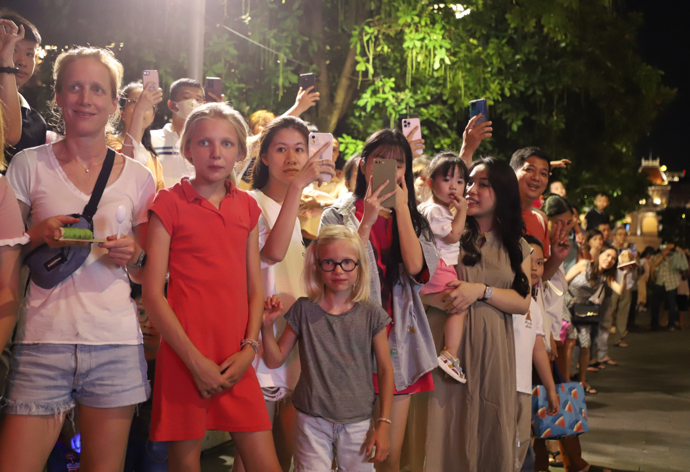 Nhiều du khách chăm chú theo dõi.