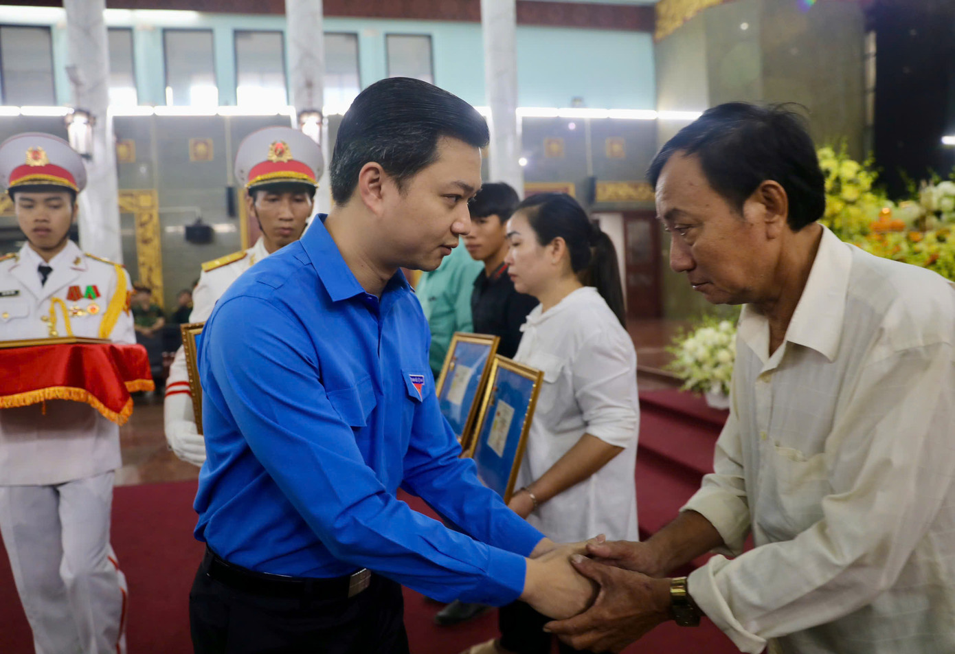 Anh Nguyễn Minh Triết - Bí thư Trung ương Đoàn, Chủ tịch Trung ương Hội Sinh viên Việt Nam trao Huy hiệu Tuổi trẻ dũng cảm đến thân nhân các liệt sĩ. Ảnh: Duy Anh