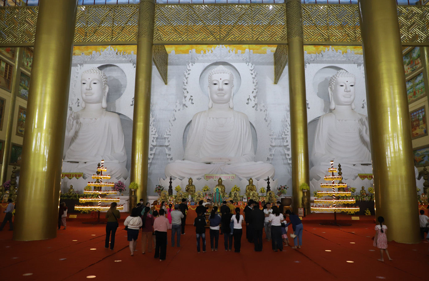 Người dân lễ bái Tam bảo bên trong ngôi bảo điện.