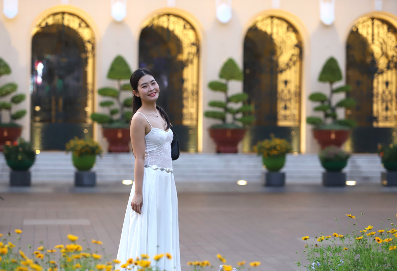 Là người dân sinh sống ngay tại khu vực trung tâm TPHCM, chị Thủy cũng không khỏi háo hức với không gian tươi mới, rực rỡ này. "Mình đến đây chụp ảnh vì thấy hoa đang độ nở đẹp", chị nói.