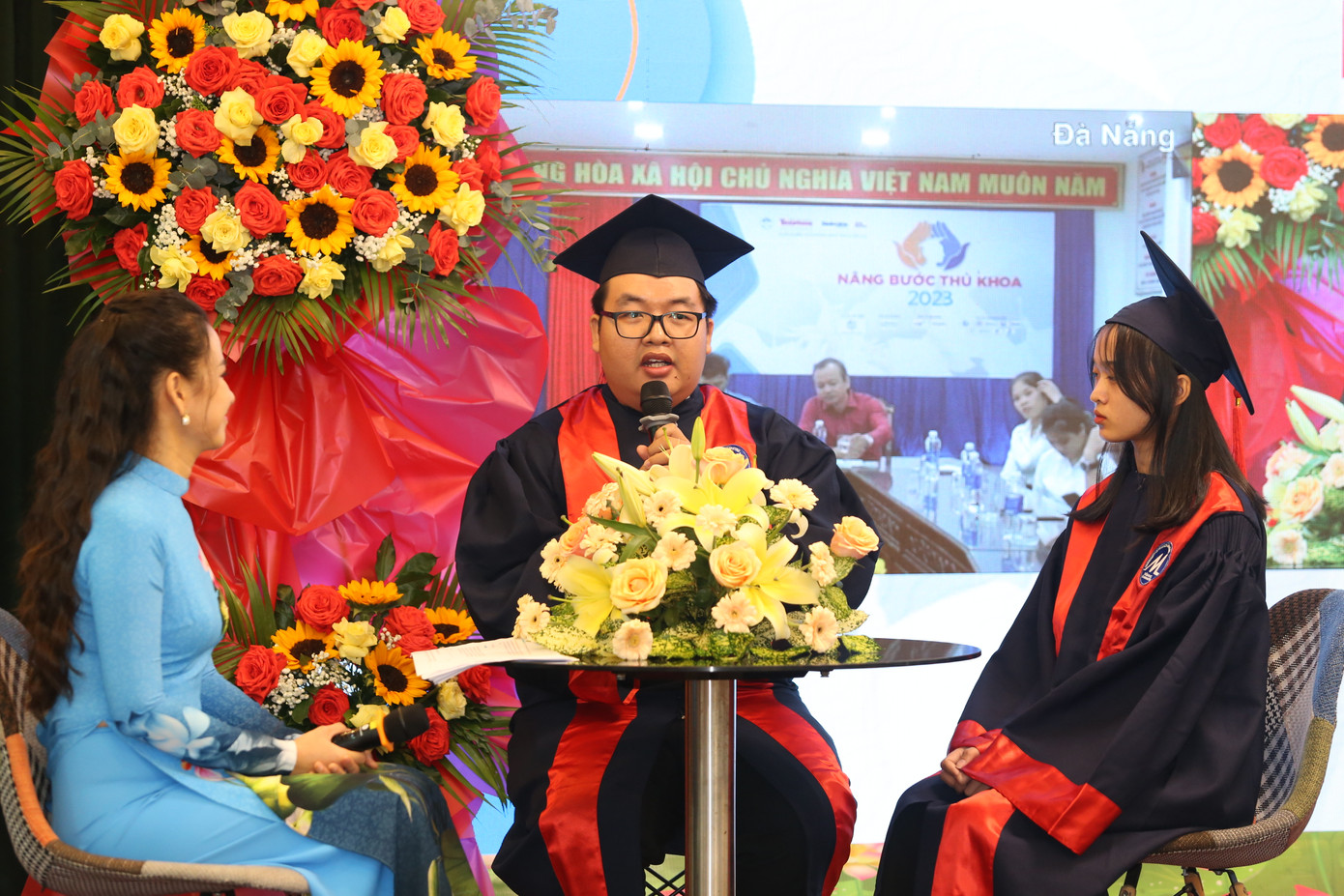 Tại buổi trao học bổng, các gương sinh viên tiêu biểu trong học tập chia sẻ hành trình trau dồi tri thức, rèn luyện bản thân. Tựu trung, các bạn đều mang trong mình những nỗ lực không ngừng để chinh phục tri thức, thực hiện khát vọng tốt đẹp đối với bản thân, gia đình và cộng đồng. Tại buổi trao học bổng, các gương sinh viên tiêu biểu trong học tập chia sẻ hành trình trau dồi tri thức, rèn luyện bản thân. Tựu trung, các bạn đều mang trong mình những nỗ lực không ngừng để chinh phục tri thức, thực hiện khát vọng tốt đẹp đối với bản thân, gia đình và cộng đồng.