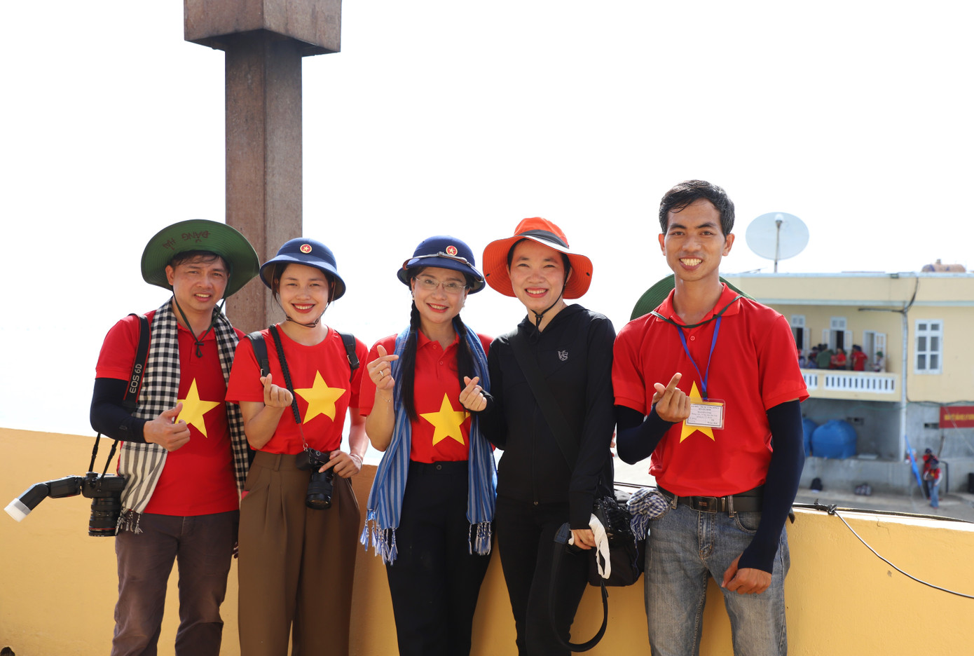 Chị Nguyễn Phạm Duy Trang (giữa), Bí thư Trung ương Đoàn, Chủ tịch Hội đồng Đội Trung ương chụp hình lưu niệm cùng các phóng viên tham gia đoàn công tác. “Các phóng viên đã nỗ lực đi sớm, về muộn, 'hành quân' liên tục. Khi mọi người trong đoàn được tham gia các hoạt động thì đội ngũ phóng viên phải cố gắng ghi nhận được hết tất cả các hoạt động của đoàn. Để có thể ghi nhận được hết chuỗi hoạt động một cách rõ nét nhất và trọn vẹn hành trình, các anh chị phóng viên, nhà báo đã bỏ ra rất nhiều tâm sức từng ngày”, chị Duy Trang đánh giá. Chị Nguyễn Phạm Duy Trang (giữa), Bí thư Trung ương Đoàn, Chủ tịch Hội đồng Đội Trung ương chụp hình lưu niệm cùng các phóng viên tham gia đoàn công tác. “Các phóng viên đã nỗ lực đi sớm, về muộn, 'hành quân' liên tục. Khi mọi người trong đoàn được tham gia các hoạt động thì đội ngũ phóng viên phải cố gắng ghi nhận được hết tất cả các hoạt động của đoàn. Để có thể ghi nhận được hết chuỗi hoạt động một cách rõ nét nhất và trọn vẹn hành trình, các anh chị phóng viên, nhà báo đã bỏ ra rất nhiều tâm sức từng ngày”, chị Duy Trang đánh giá.