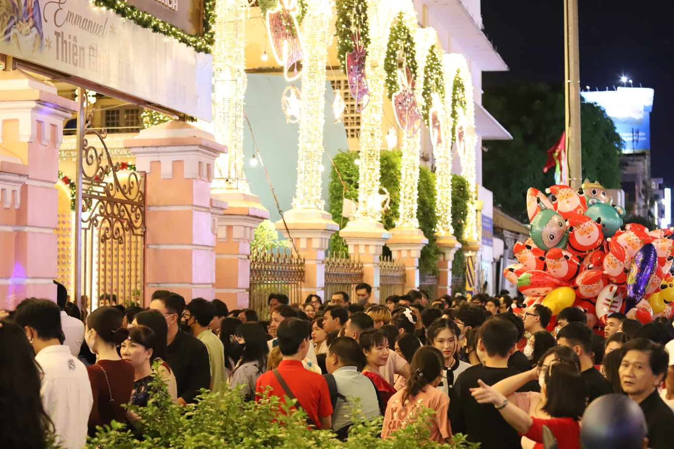 Trong đêm lễ, nhiều người phải đứng bên ngoài theo dõi buổi lễ qua màn hình.