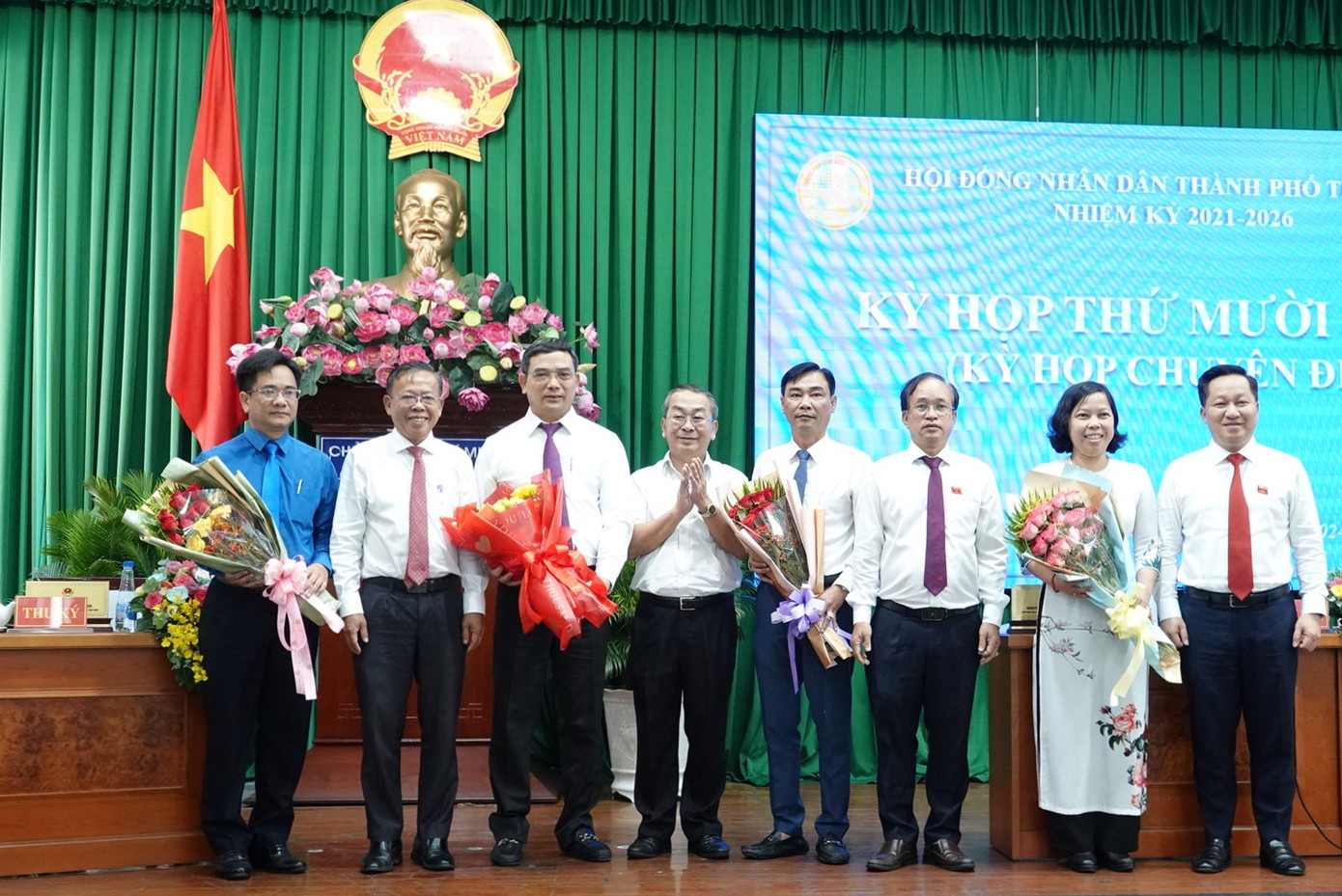 Lãnh đạo TP Thủ Đức tặng hoa chúc mừng ông Đỗ Anh Khang và các Ủy viên UBND TP Thủ Đức. (Ảnh: H.V) Lãnh đạo TP Thủ Đức tặng hoa chúc mừng ông Đỗ Anh Khang và các Ủy viên UBND TP Thủ Đức. (Ảnh: H.V)